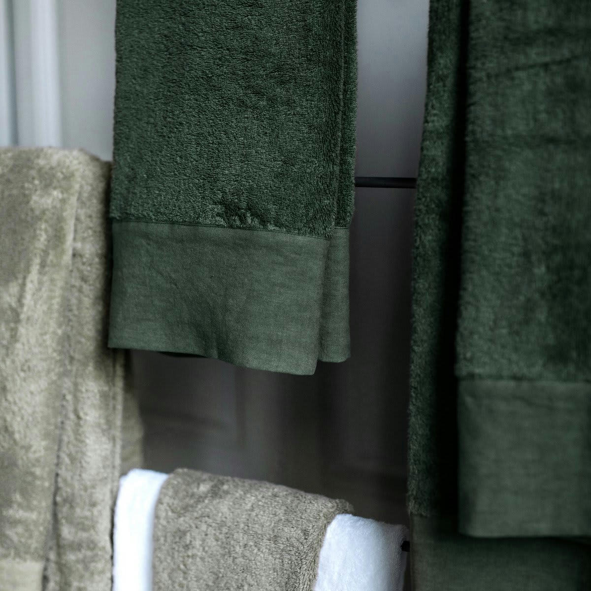 SERVIETTE DE TOILETTE - Serviette de toilette finition lin lavé vert anglais 50x100