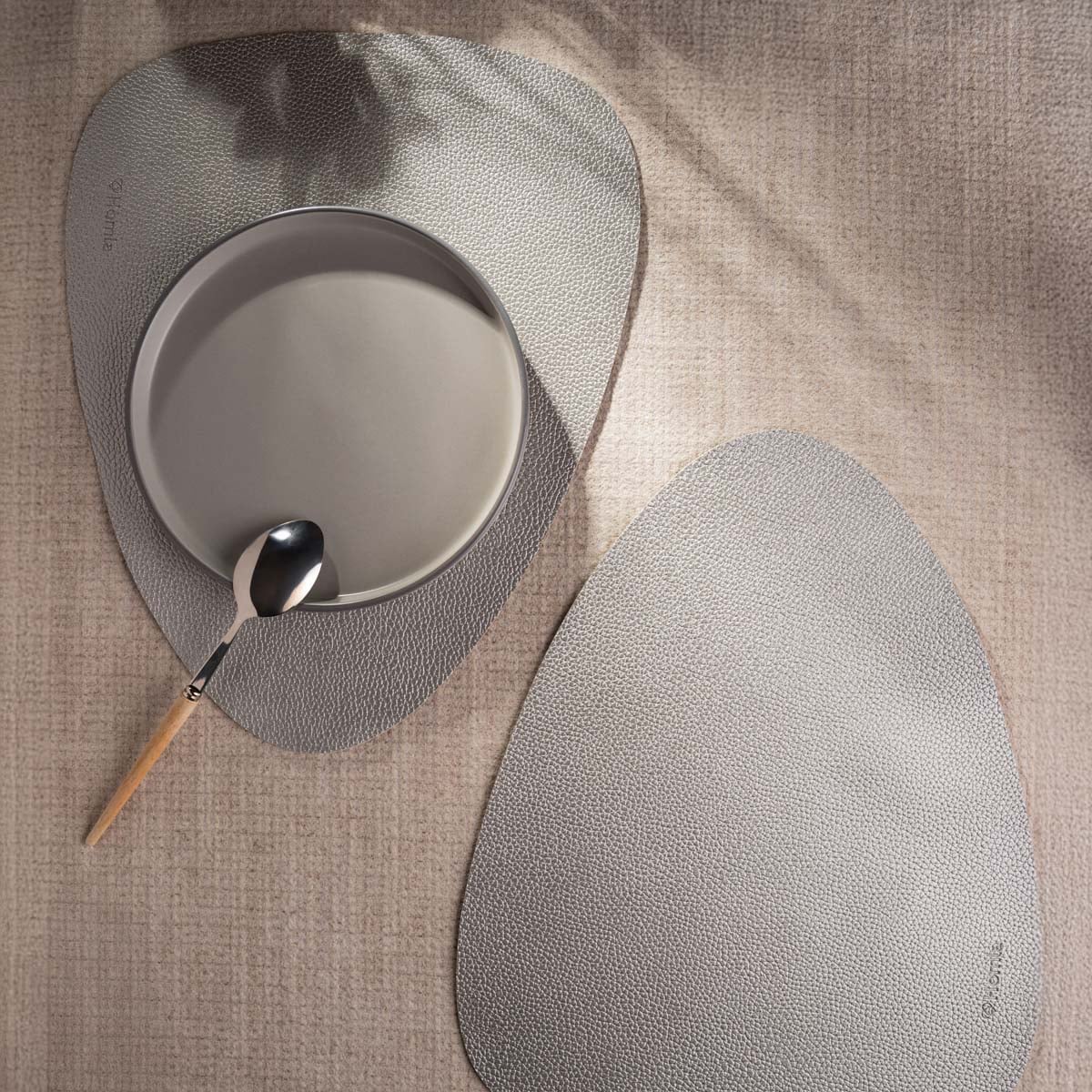 Maty stołowe FEMELO srebrne, zestaw 2 szt. 38 cm