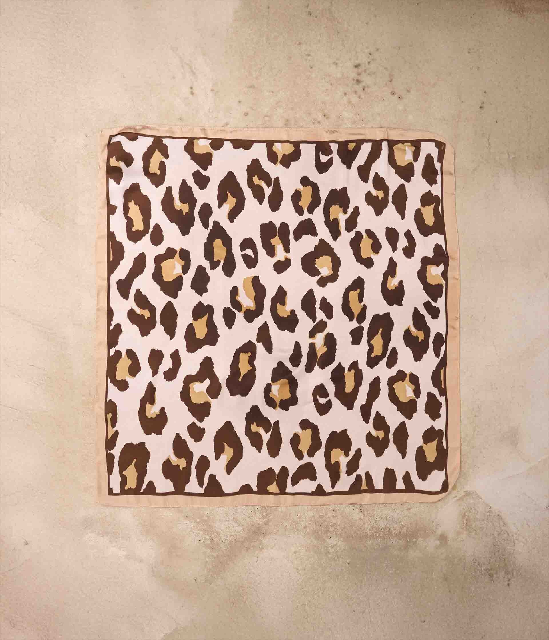 Foulard écru léopard Hoka