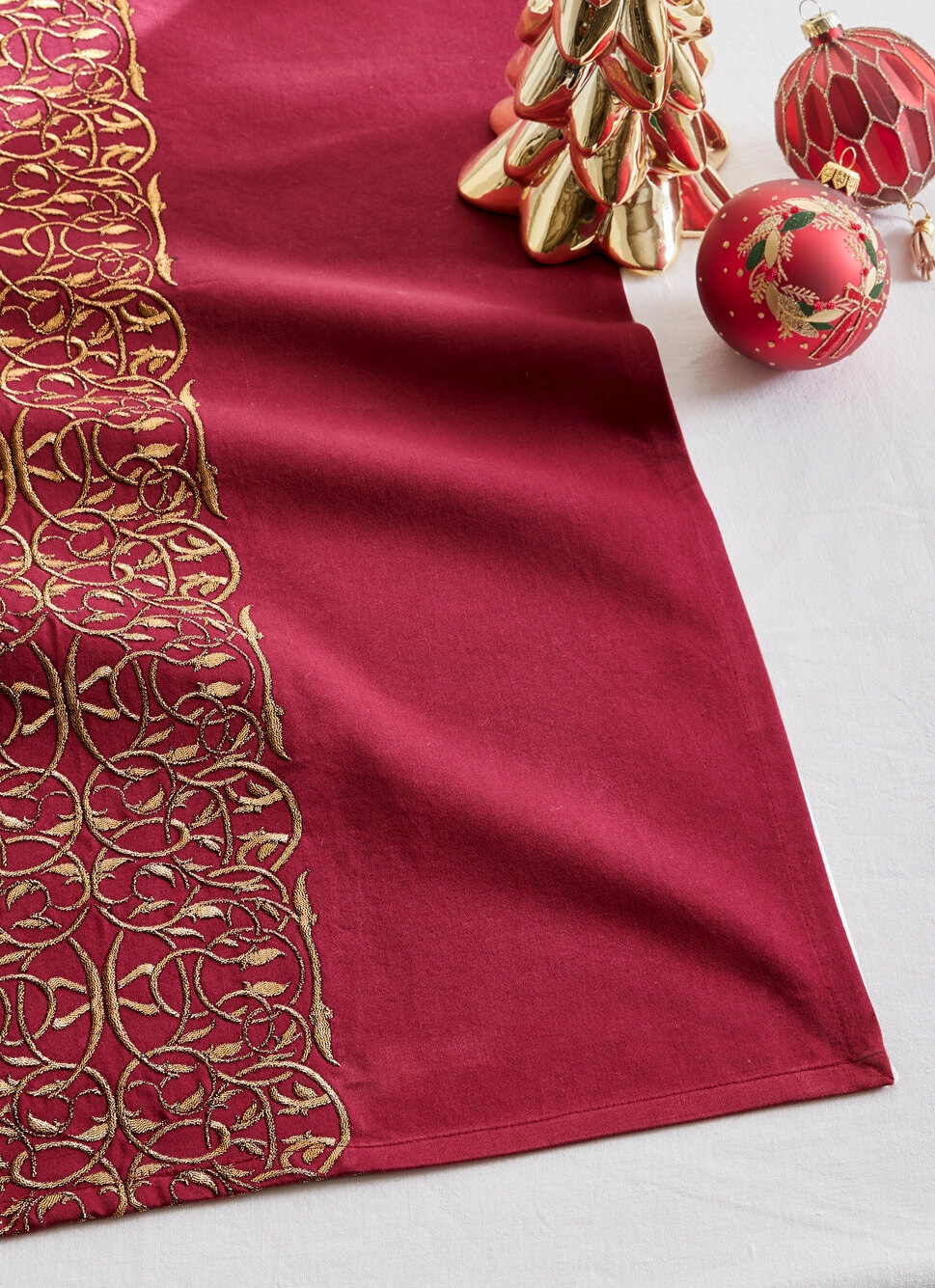 CHEMIN DE TABLE EN SATIN AVEC BRODERIE DORÉE ROUGE BORDEAUX