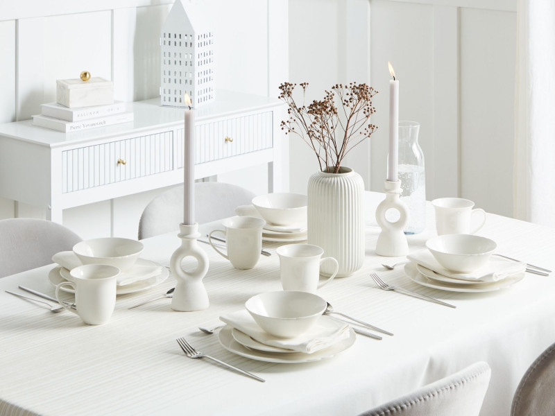 Zestaw 16 naczyń z porcelany biały