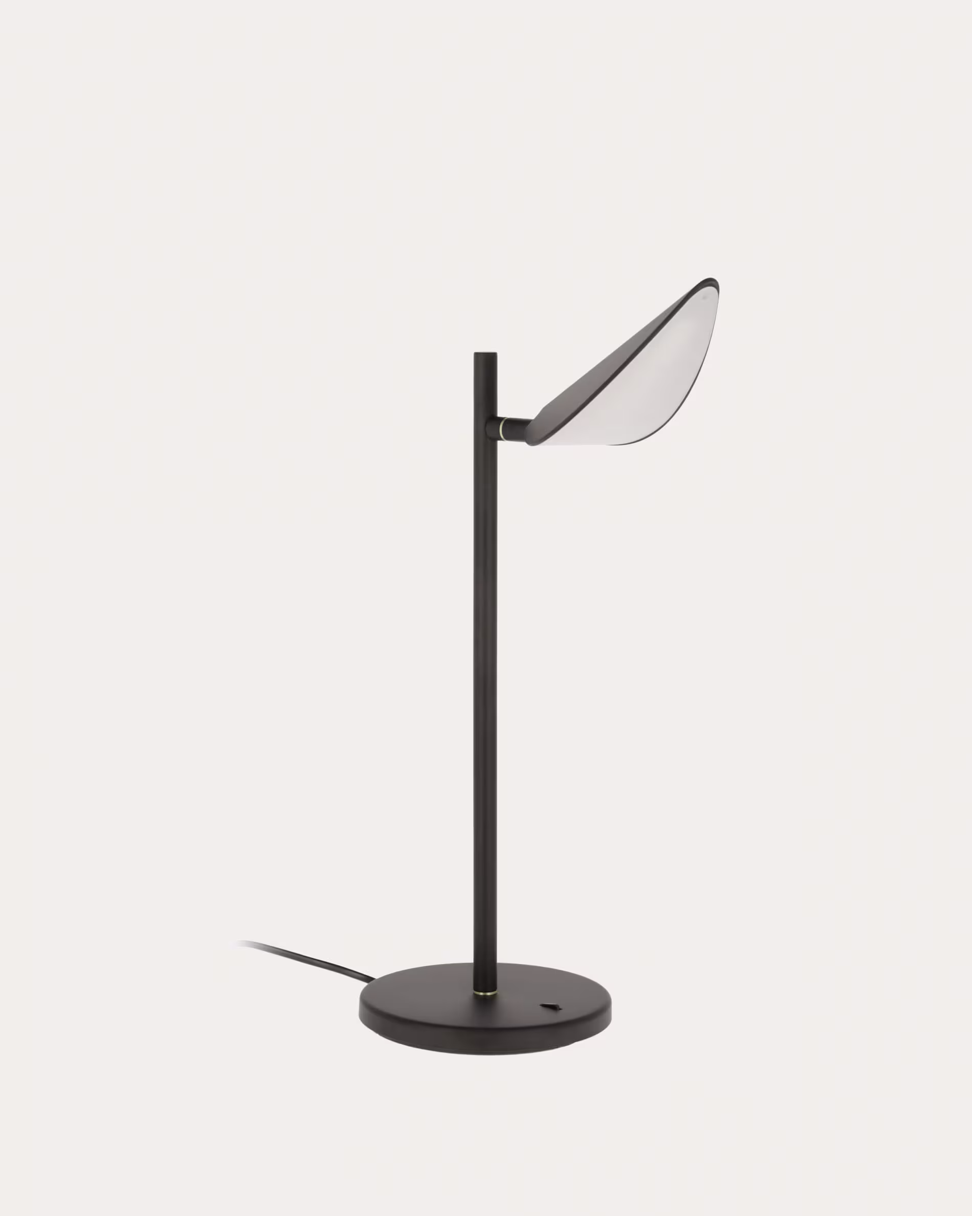 Lámpara de mesa Veleira de acero con acabado pintado negro