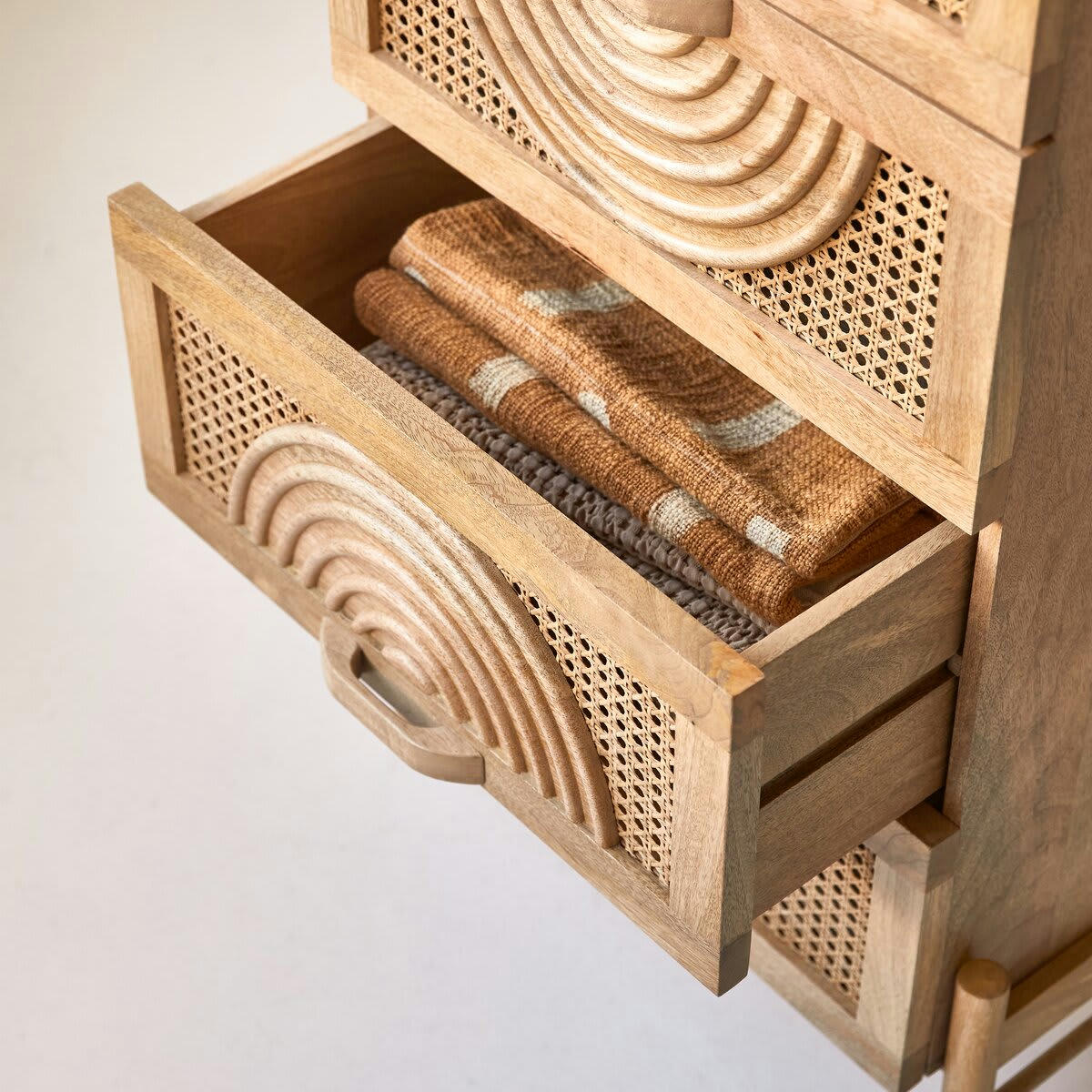 SINA - Commode en manguier massif et rotin