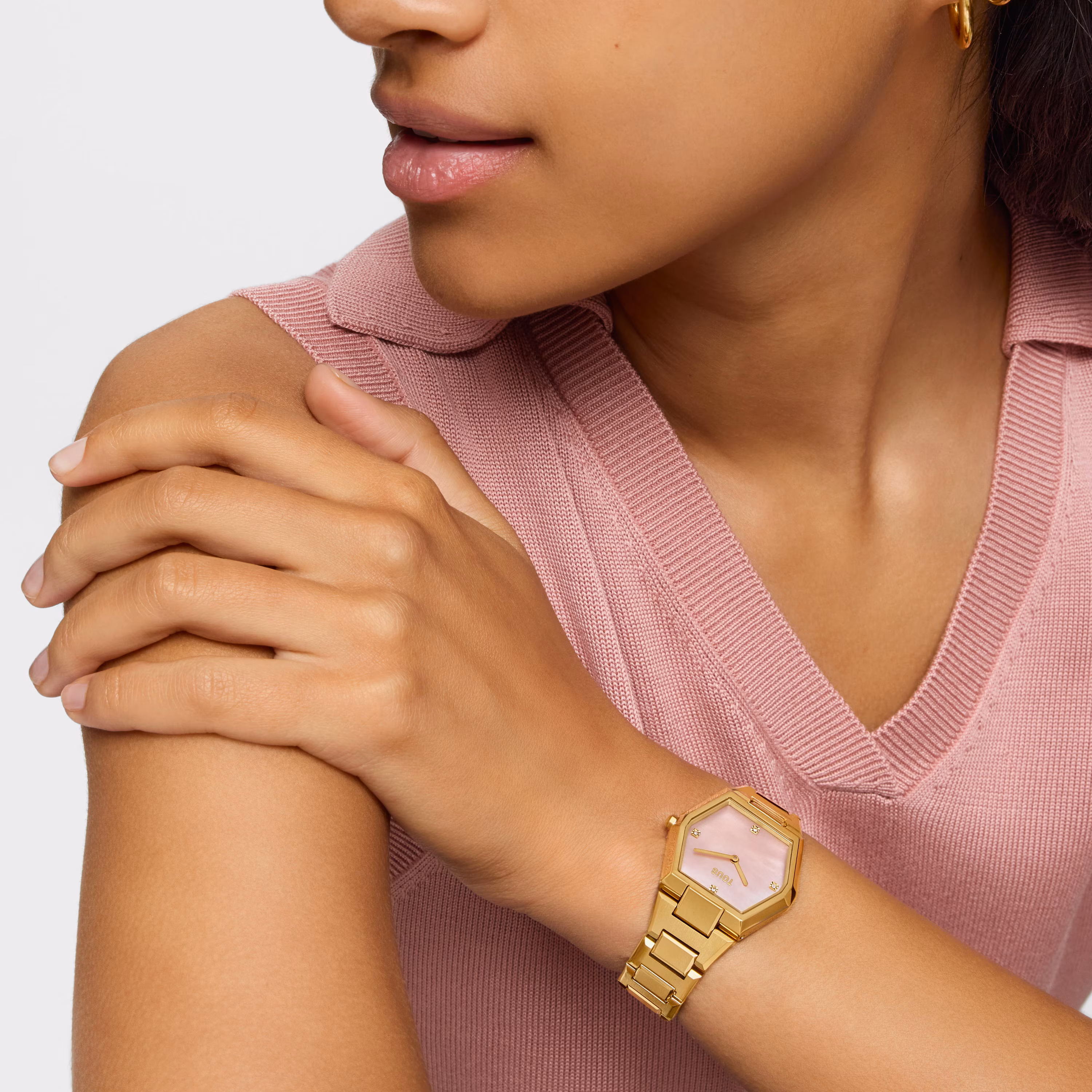Reloj analógico con brazalete de acero dorado y esfera de nácar rosa Karat