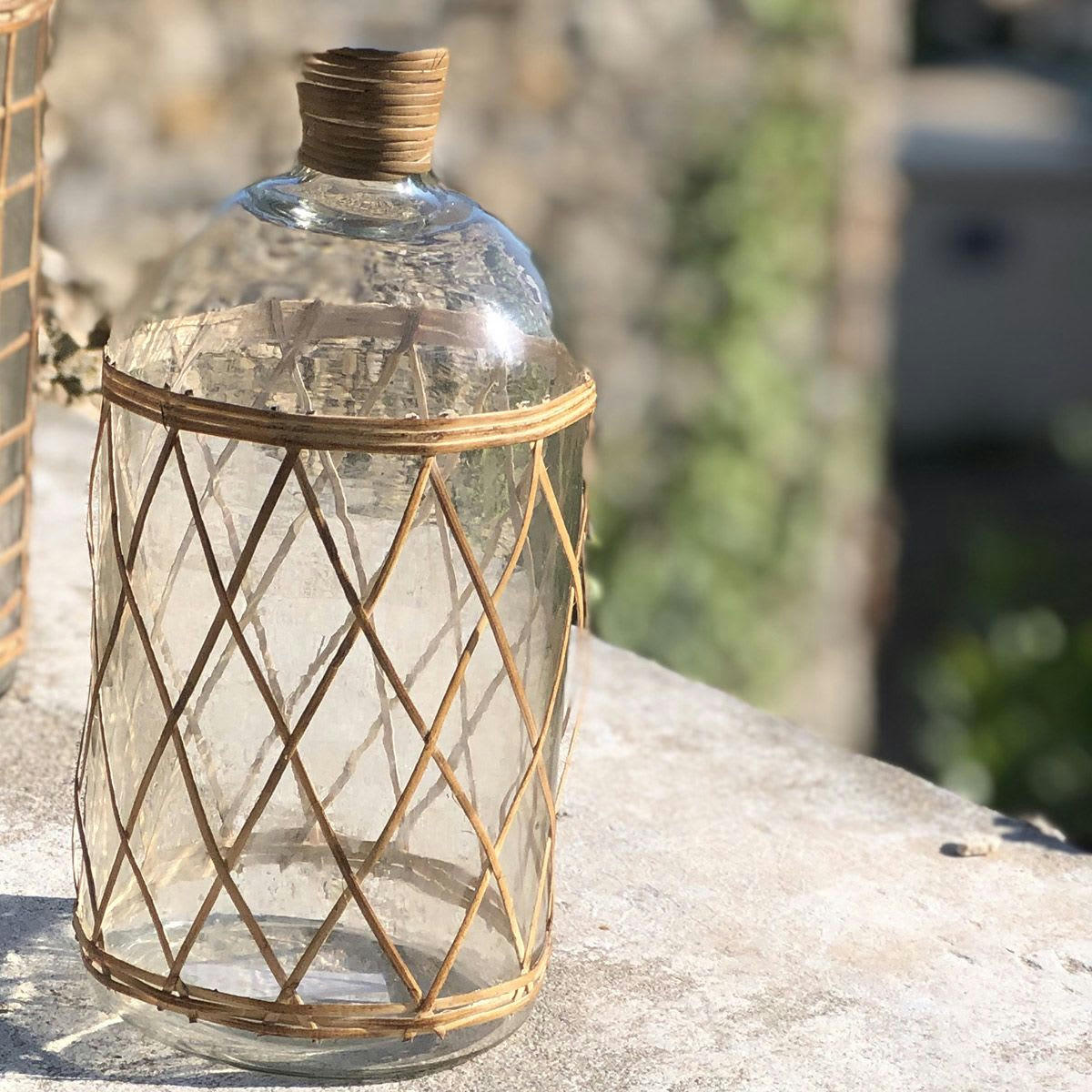 - Bonbonne en verre et jonc tressé