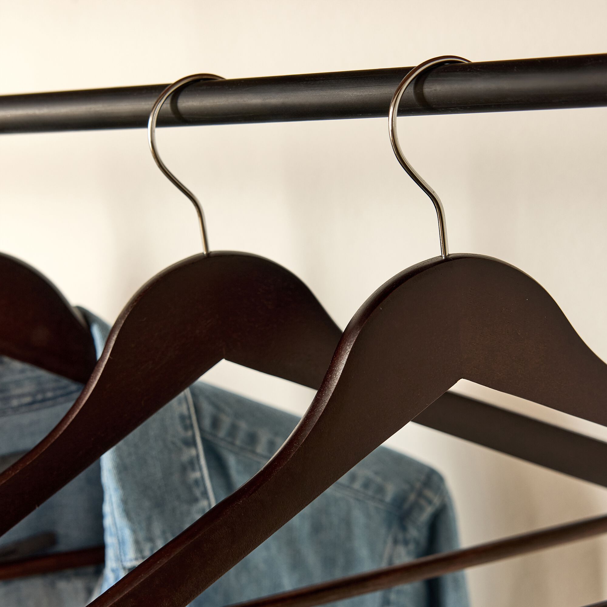 TAO - Lot de 5 cintres en bois - marron