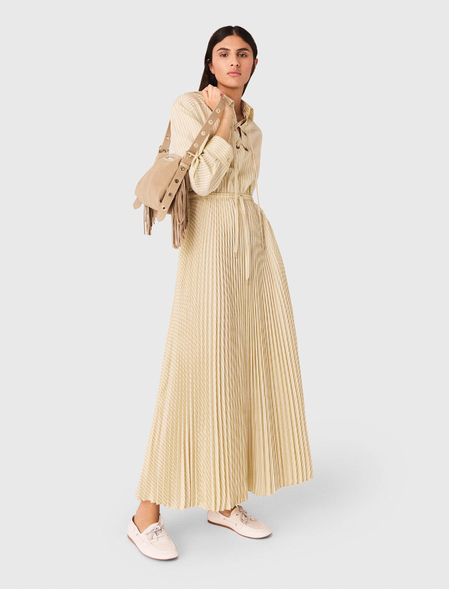 Robe longue plissée avec œillets