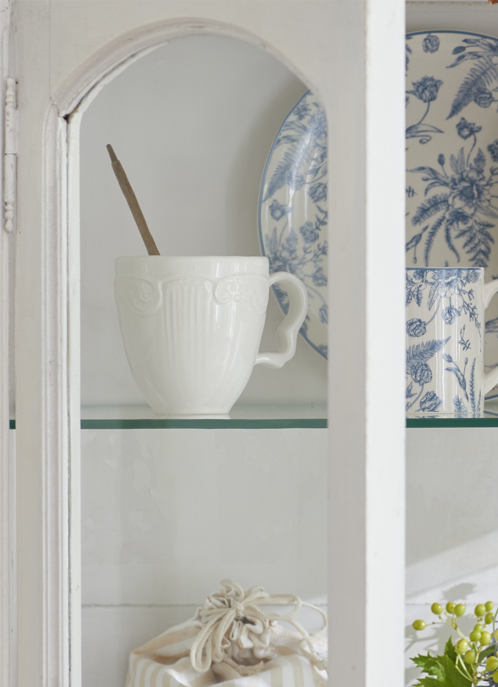 MUG EN GRÈS ORNEMENTÉ CREME