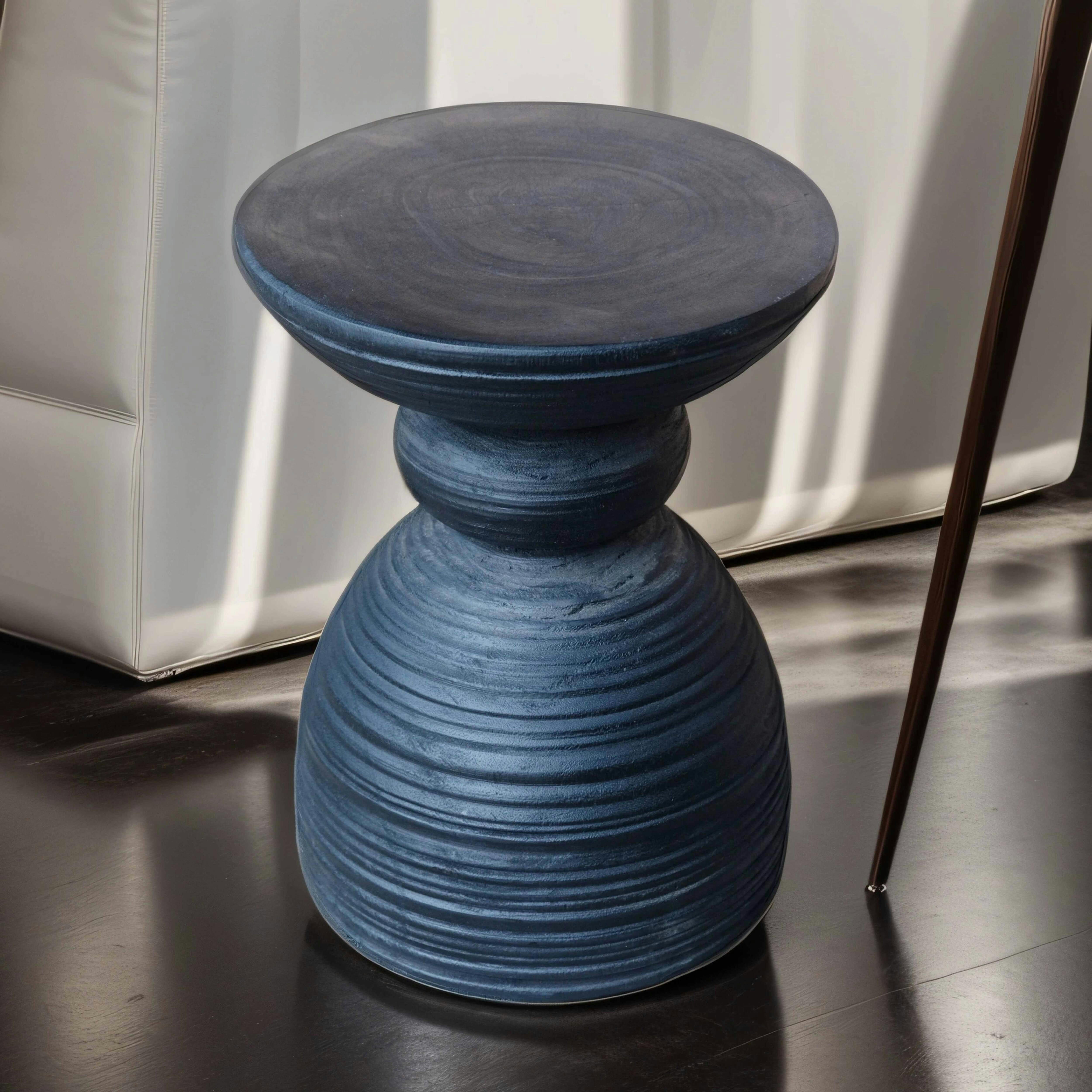 DIRO - Tabouret sculpté et tourné en bois de suar massif