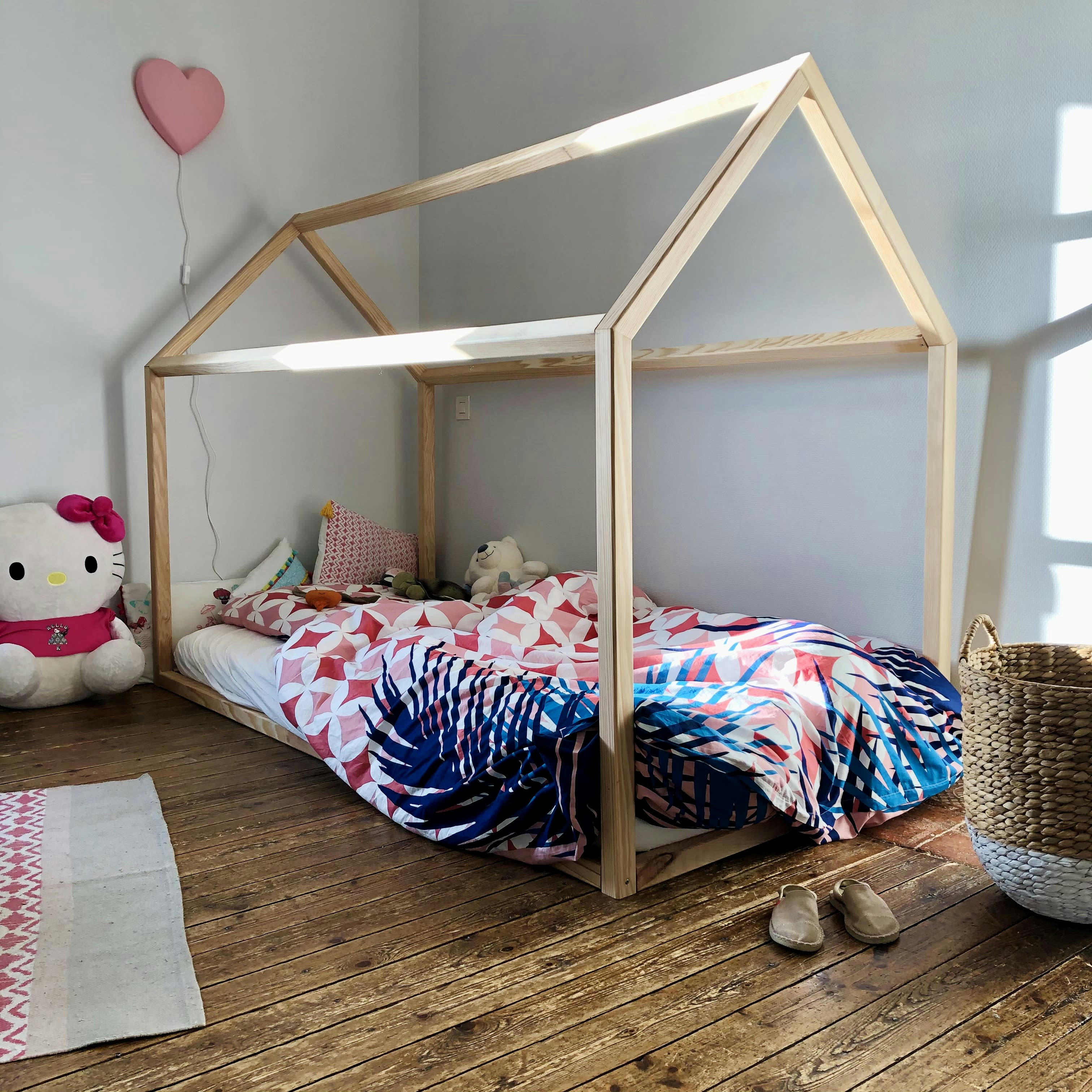 - Lit cabane enfant 70x140 en hêtre massif