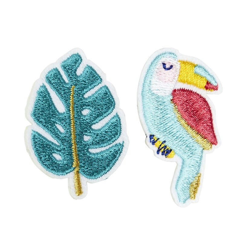 - Broche brodée toucan monstera