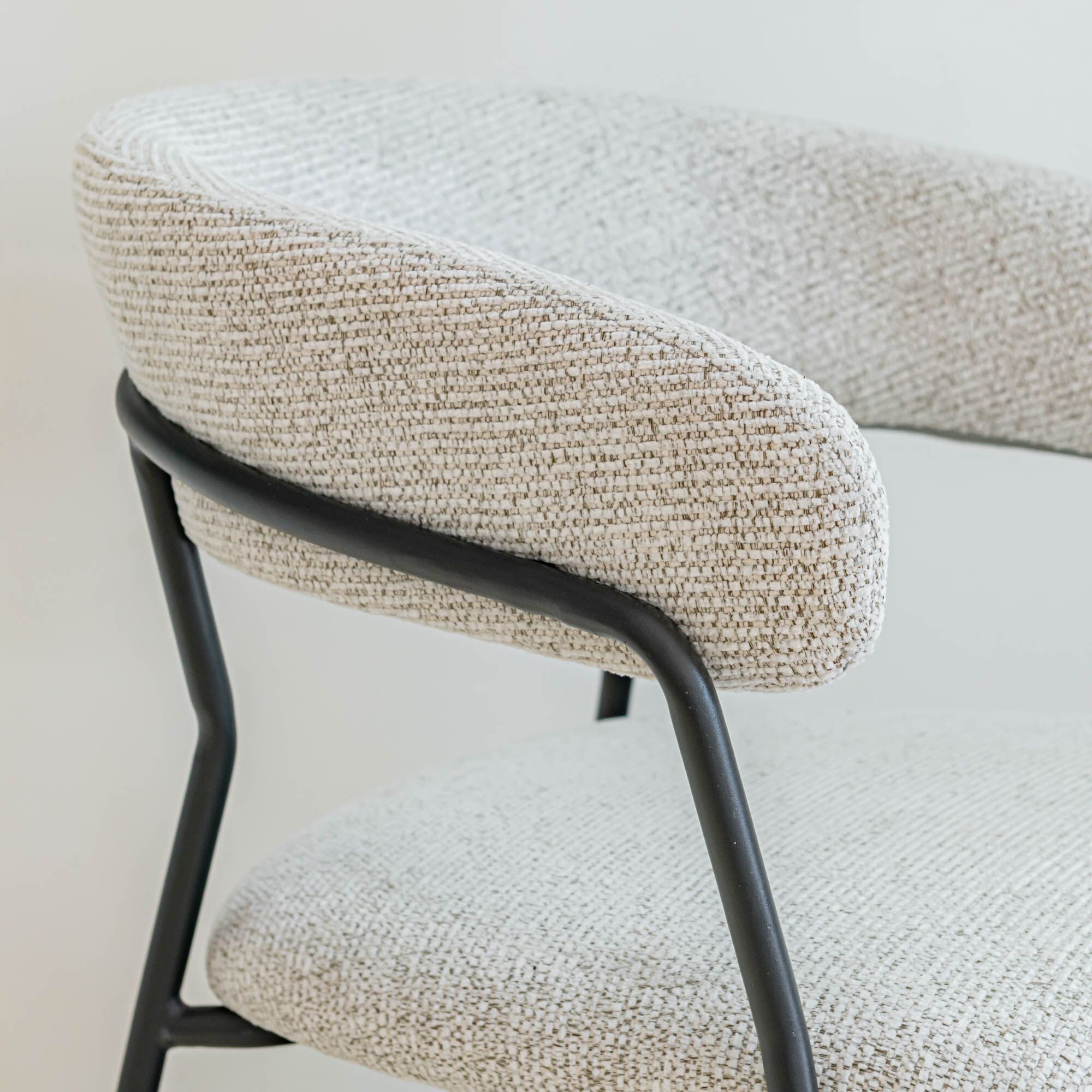 PEYRUIS - Chaise de repas avec accoudoirs en tissu - beige