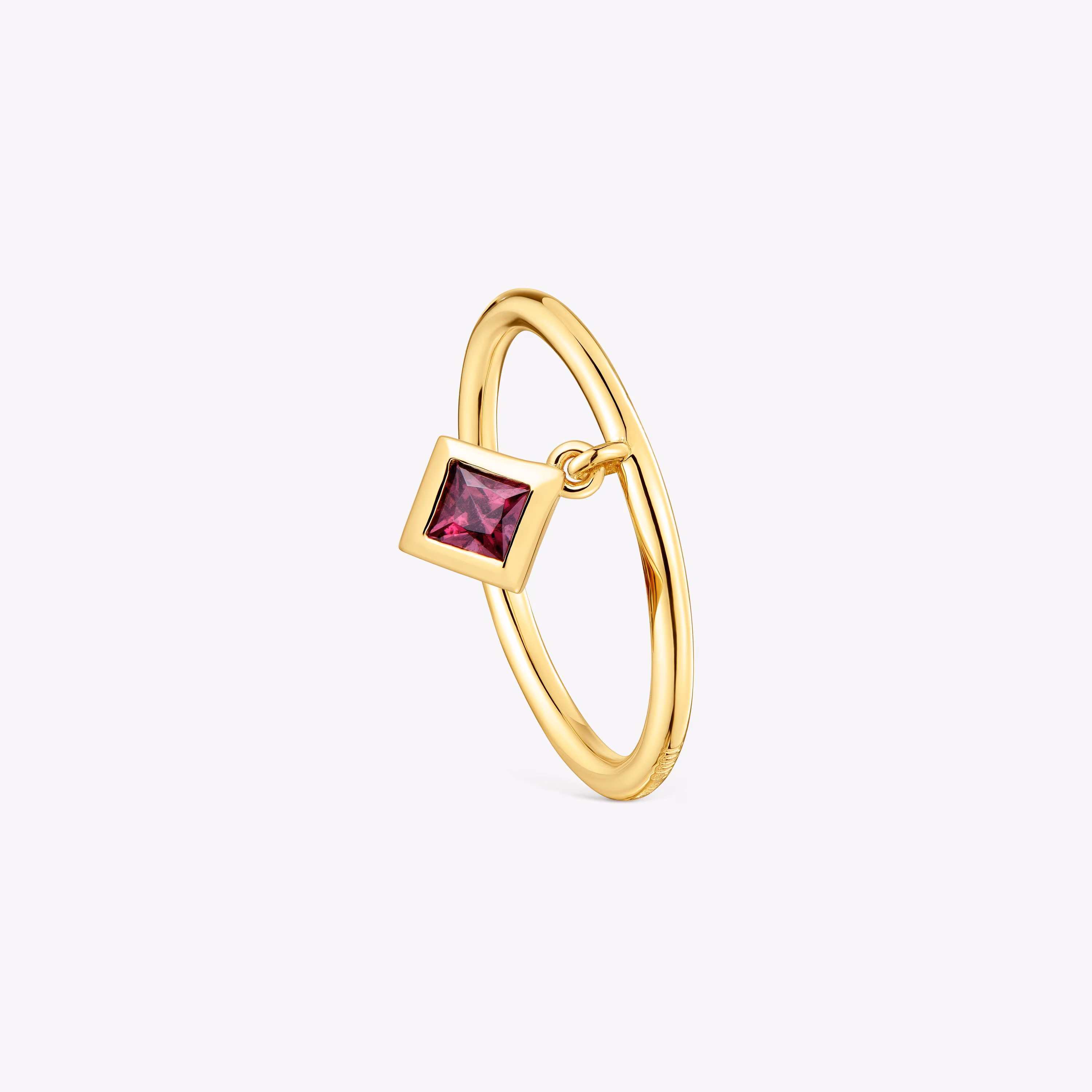 Anillo pequeño con baño de oro 18 kt sobre plata y detalle rodolita Basic Colors