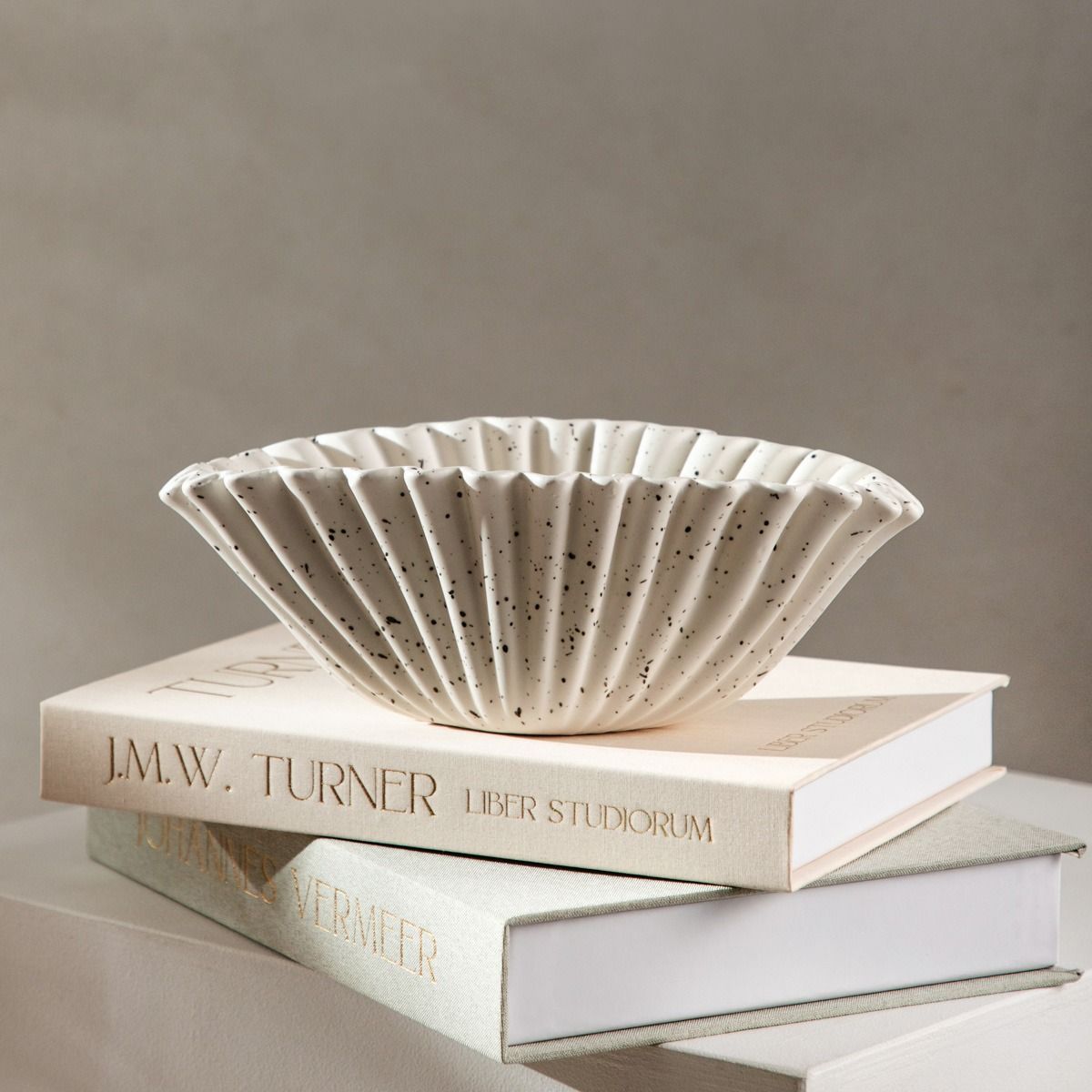 Misa dekoracyjna EVANIA ceramiczna biała 23x14x8,8 cm