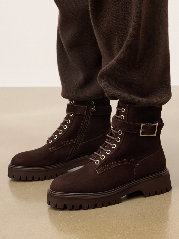 Suede boots with zipper and lacing