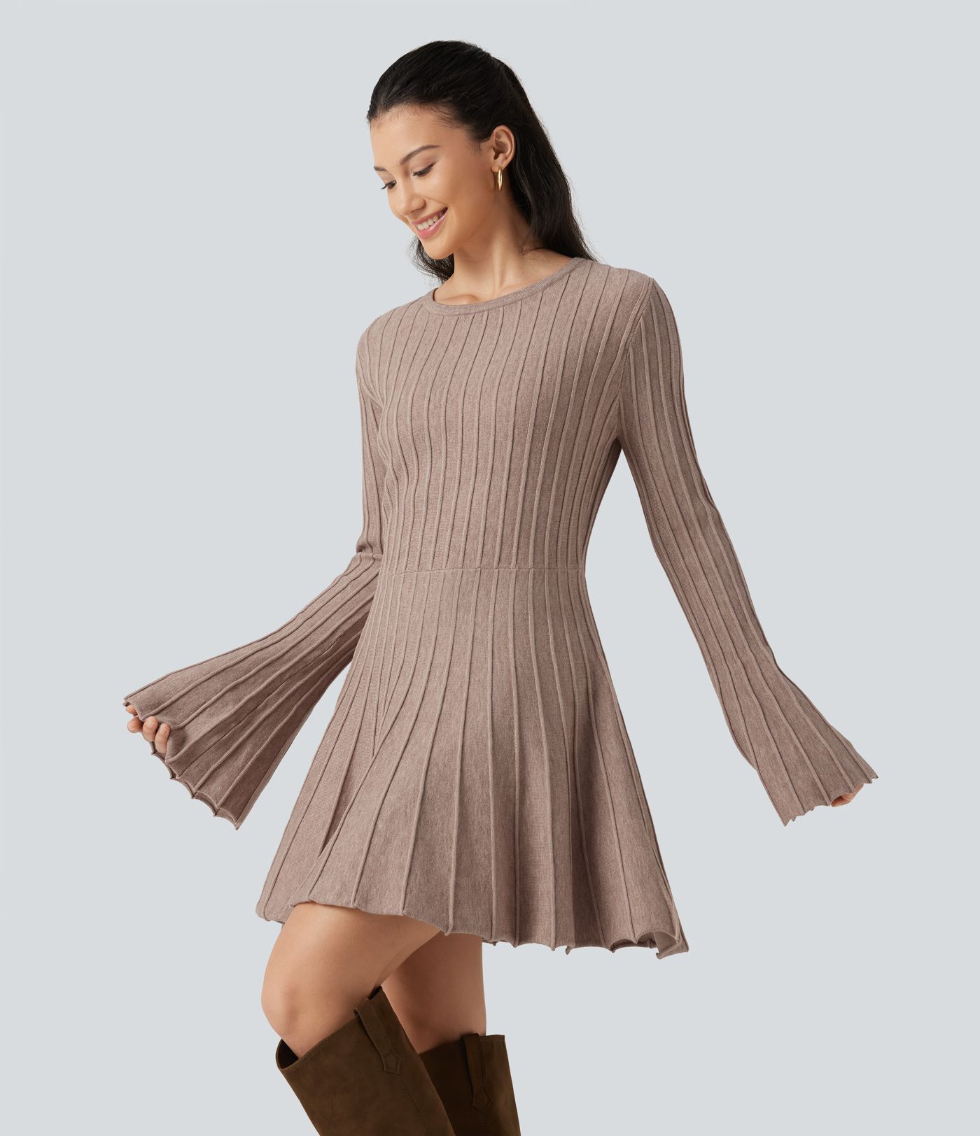 Robe-pull mini évasée à encolure arrondie et manches longues à volants