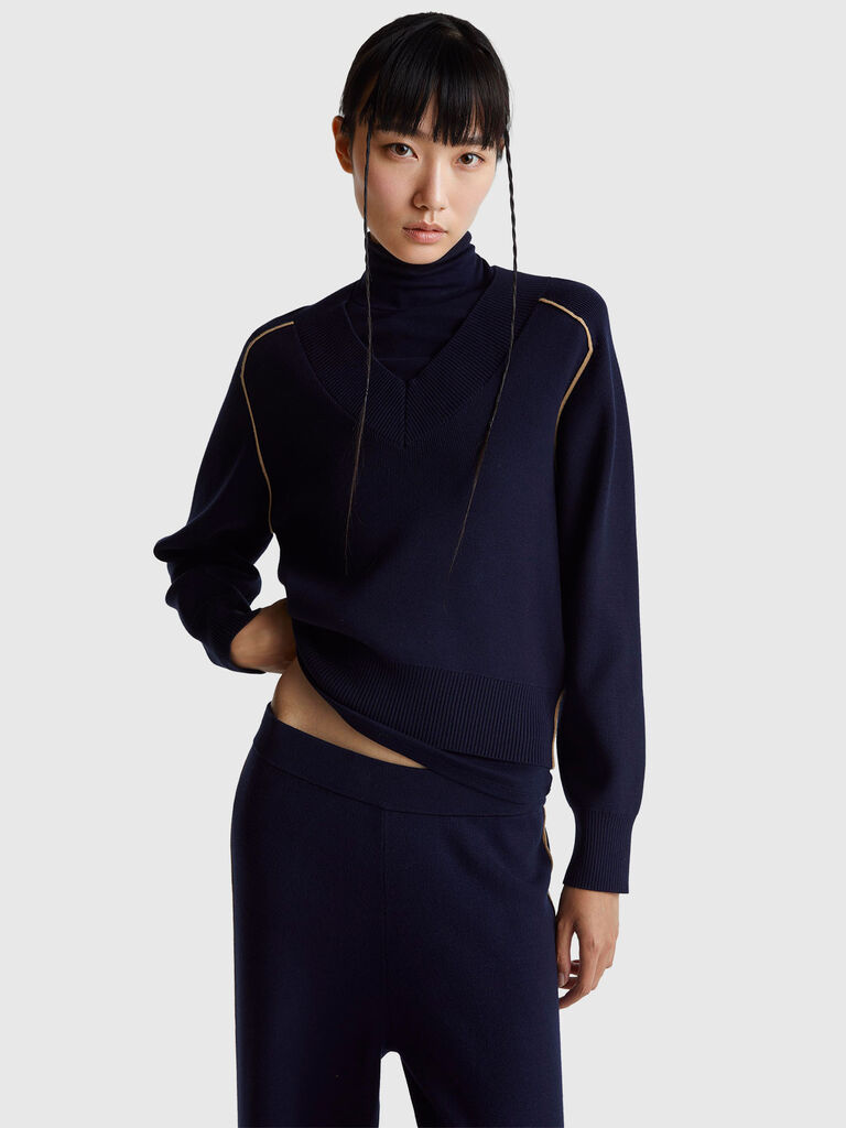 Boxy fit sweater with V-neck