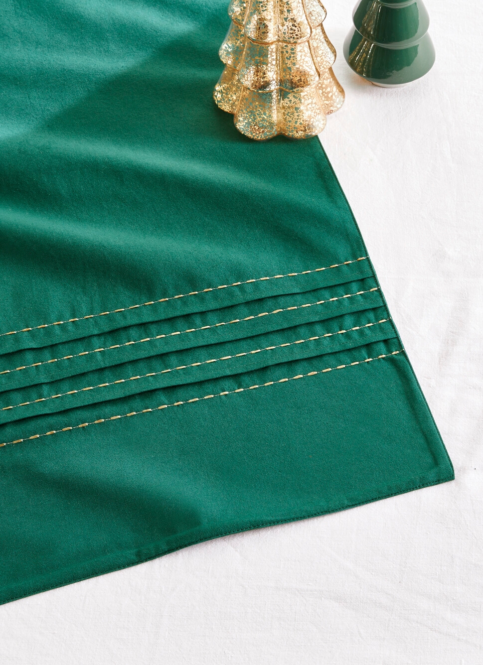 CHEMIN DE TABLE PLISSÉ BRODÉ FILS DORÉS VERT