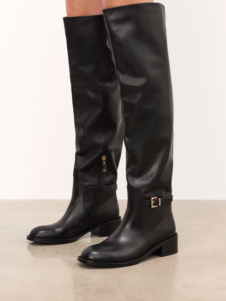 Leather musketeers with flat heels