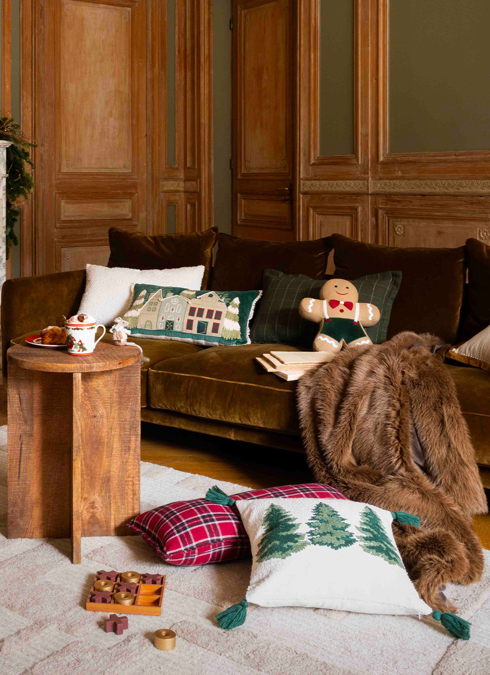 COUSSIN BRODÉ MOTIFS SAPINS AVEC POMPONS MULTICOLORE