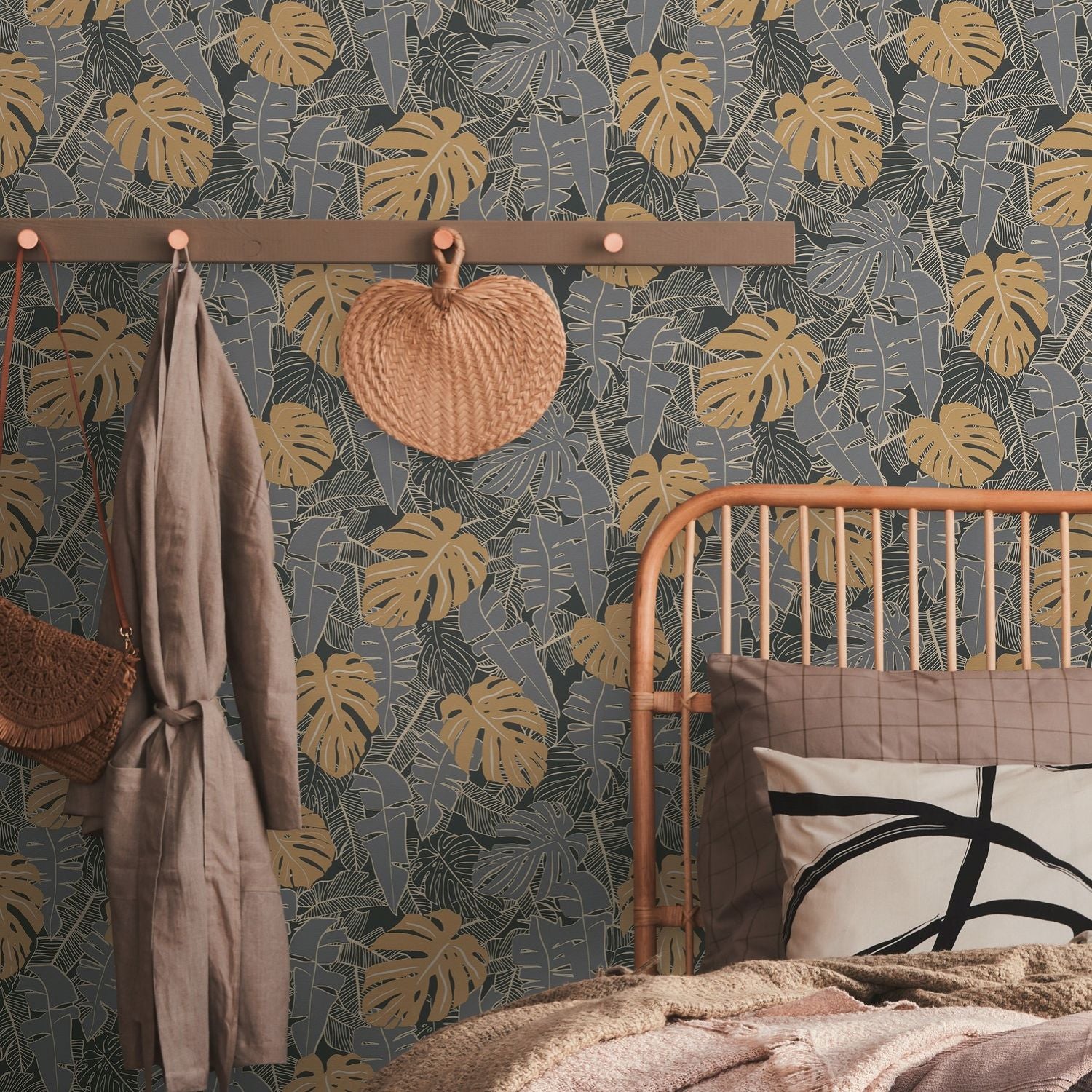 Livingwalls behang palmbomen zwart, goud en grijs - 53 cm x 10.05 m - AS-389051