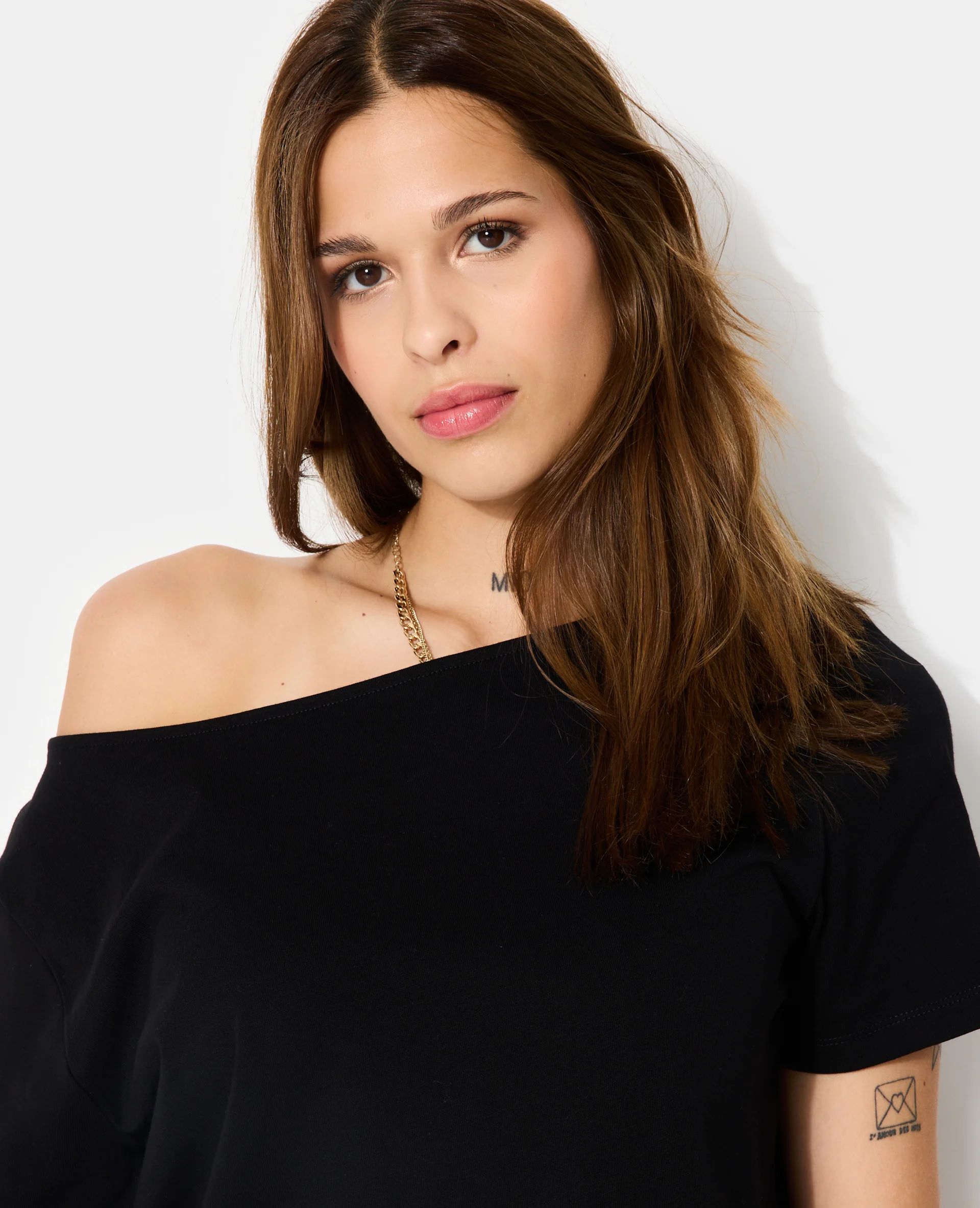 T-shirt manches courtes épaule dégagée