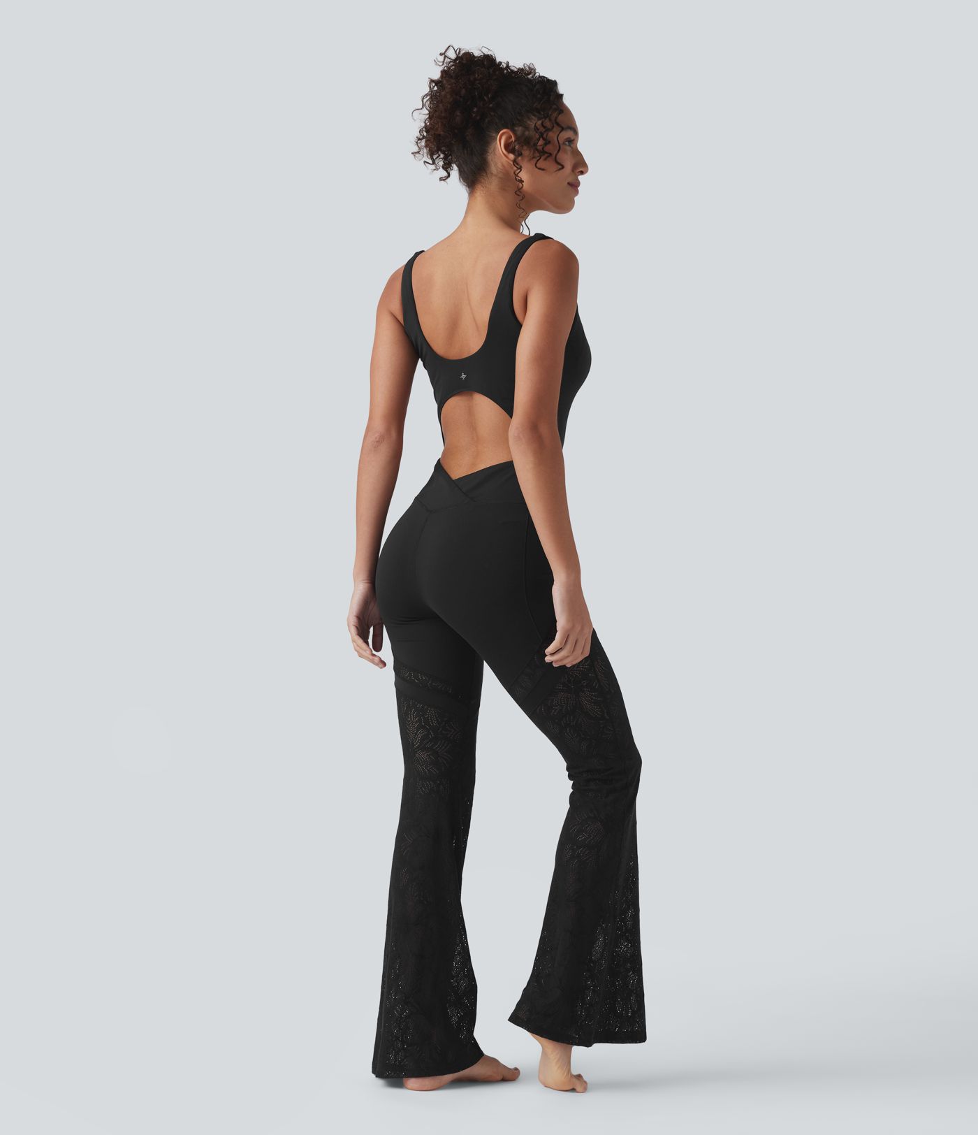 SoftlyZero™ Combinaison yoga évasée à col cœur avec découpes, dentelle contrastée et poches - UPF50