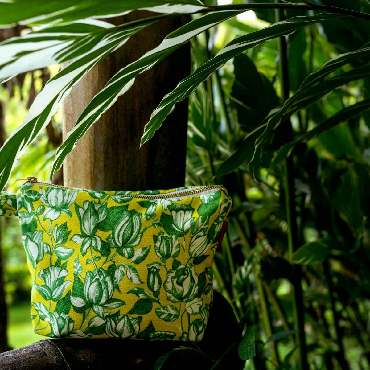 APONI - Pochette en toile outdoor imprimé fleuri jaune 19x28cm