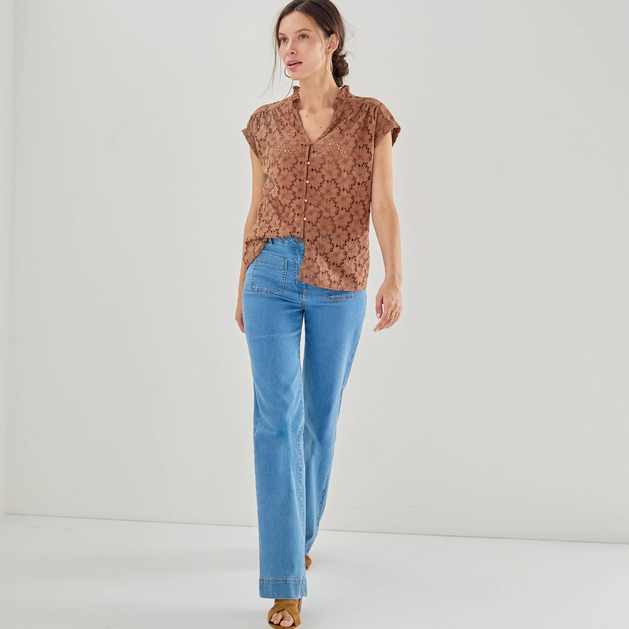 Chemisier manches courtes col volanté, broderie anglaise