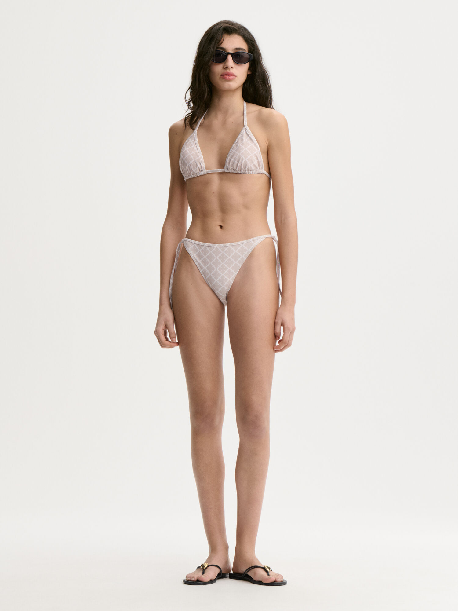 EXCLUSIVE: Astra bikiniunderdel