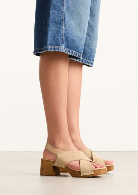 Beige suède sandalen met houten hak