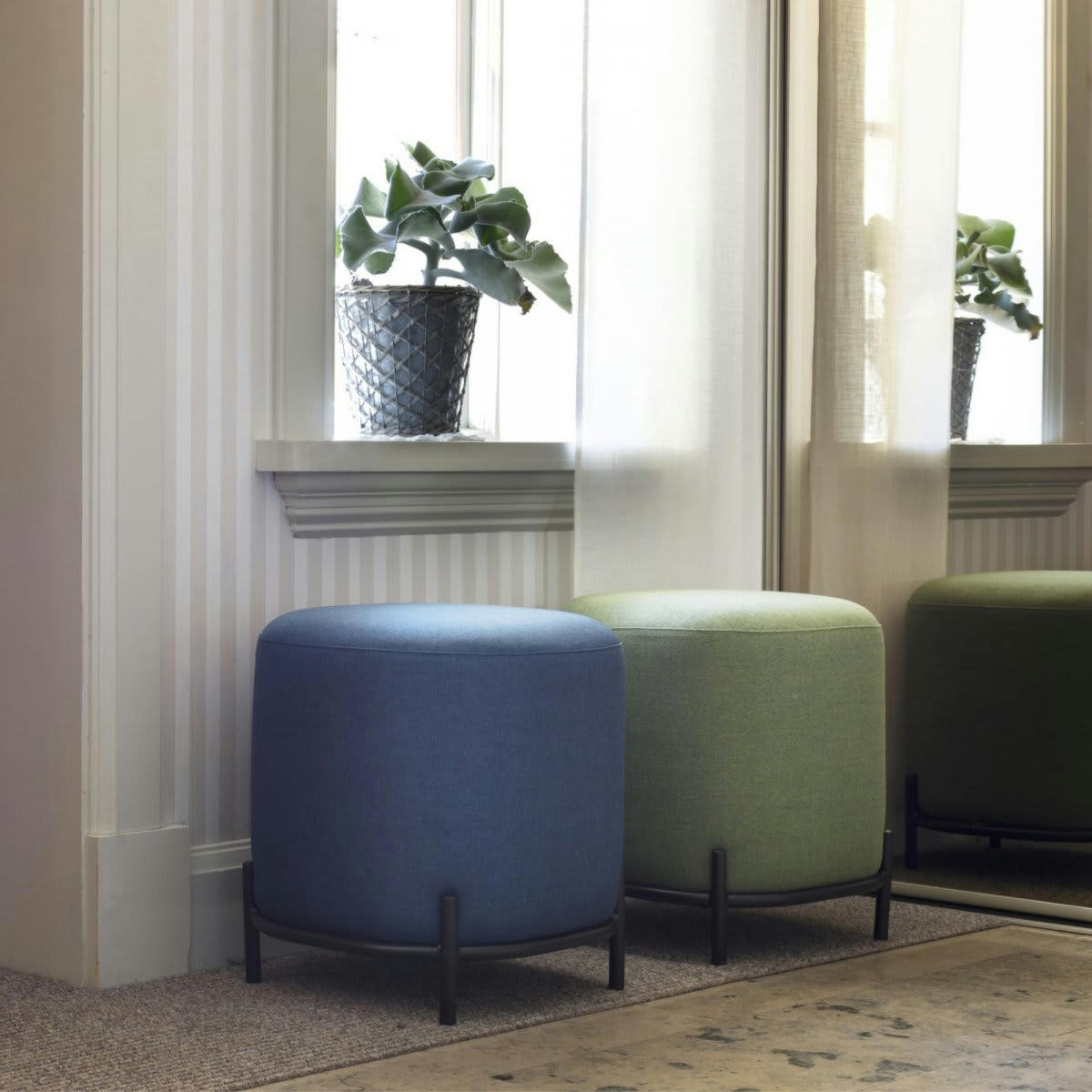 FOLIO - Pouf rond en tissu pieds métal bleu