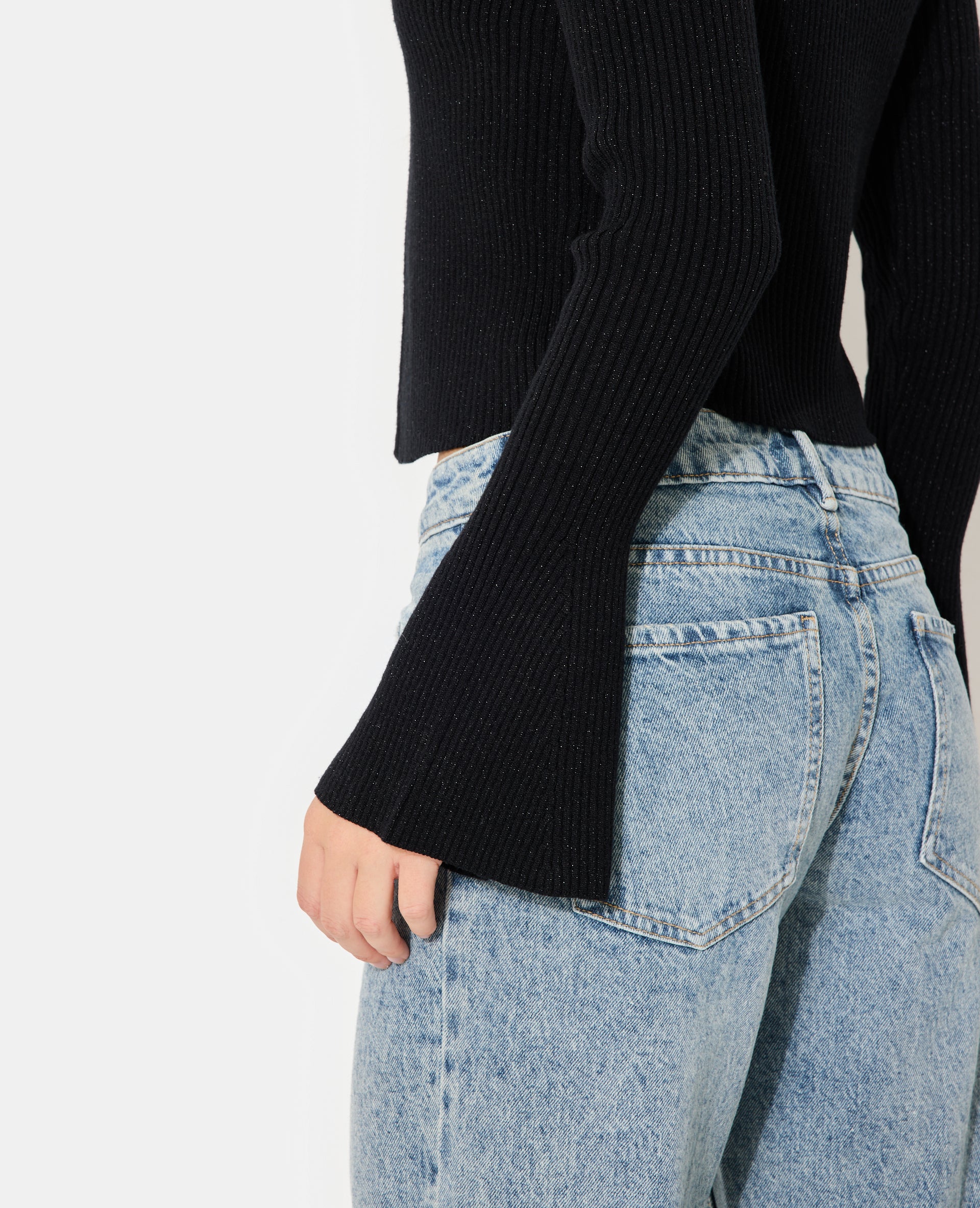 Gilet court avec fils lurex, nouette et manches flare