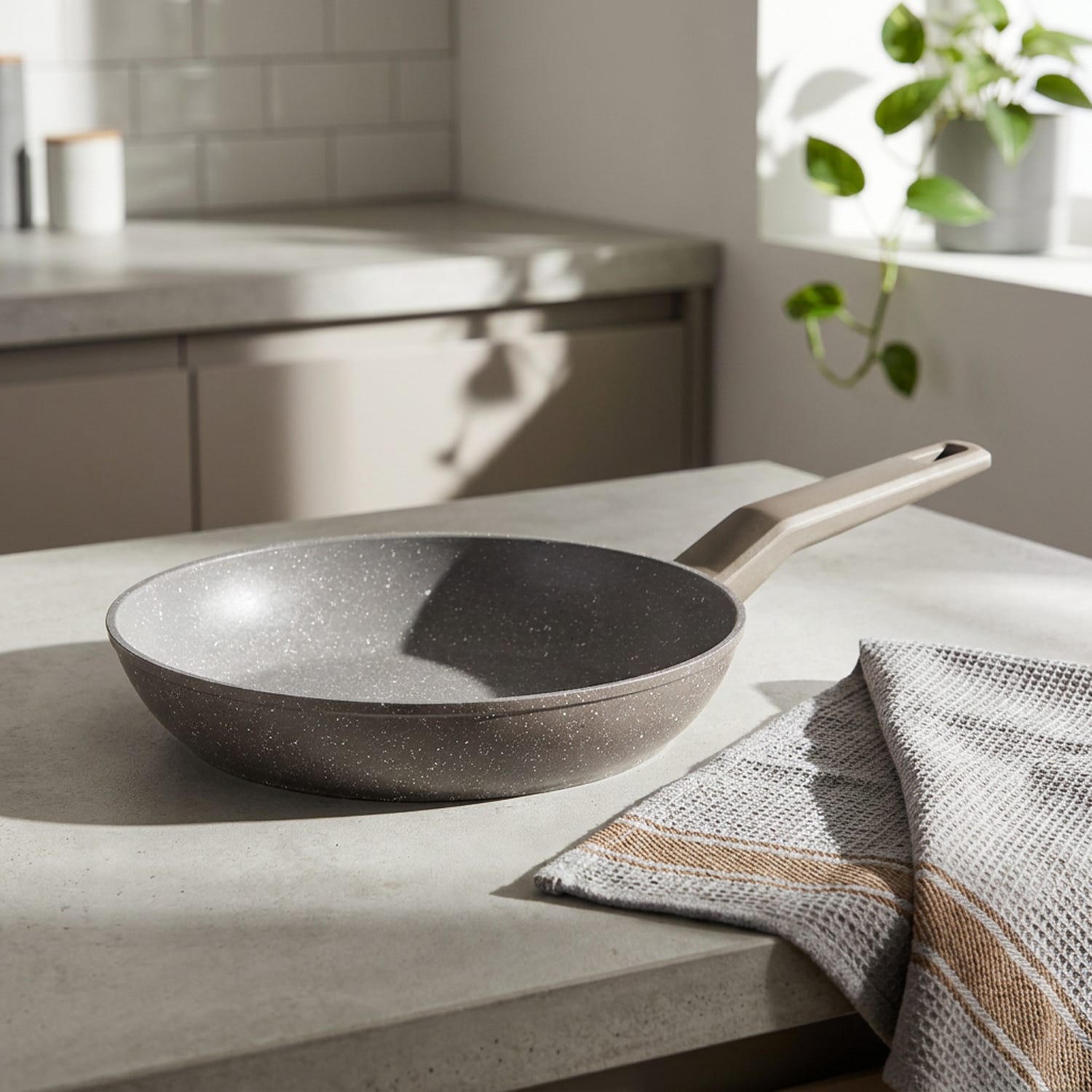 Padella 24 cm antiaderente Pratika