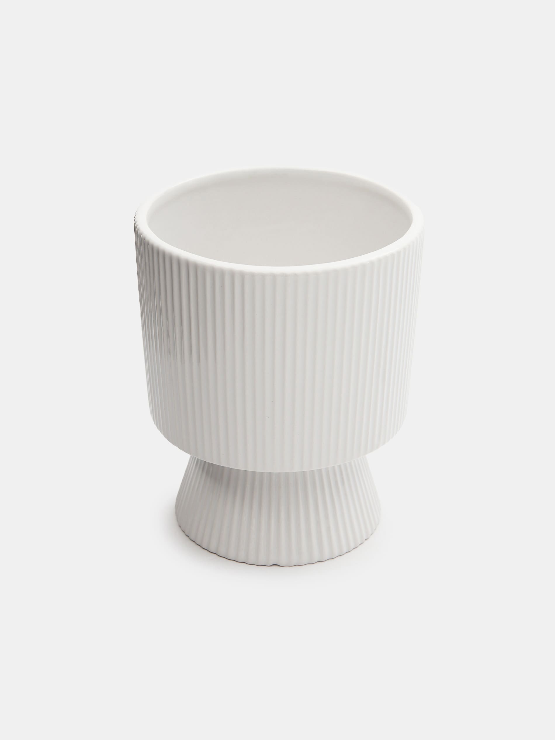 Ceramiczna doniczka na nóżce z ryflowaniem