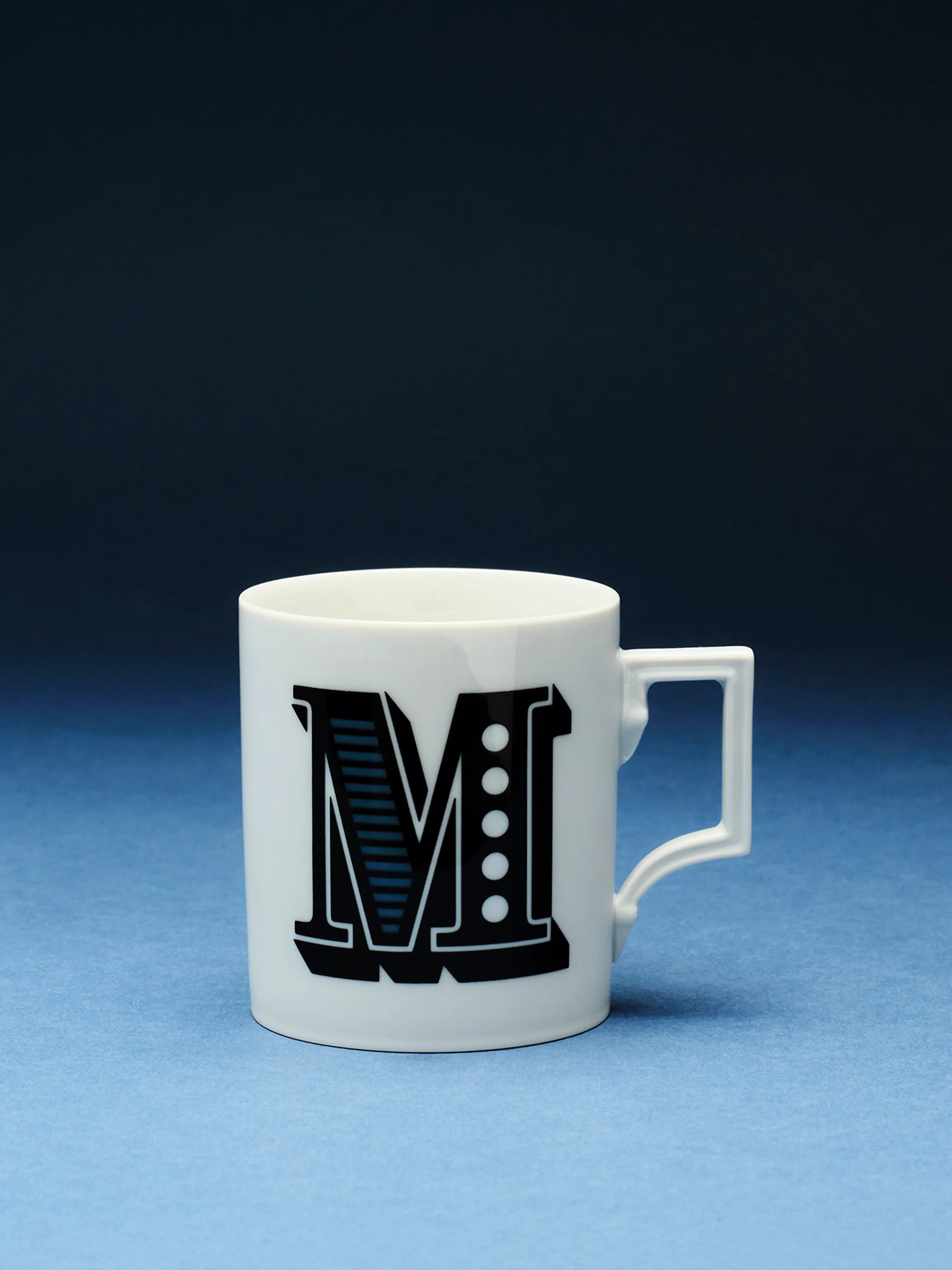 Westwing x MEISSEN, Handgefertigte Tasse Initials mit Dekor-Motiv