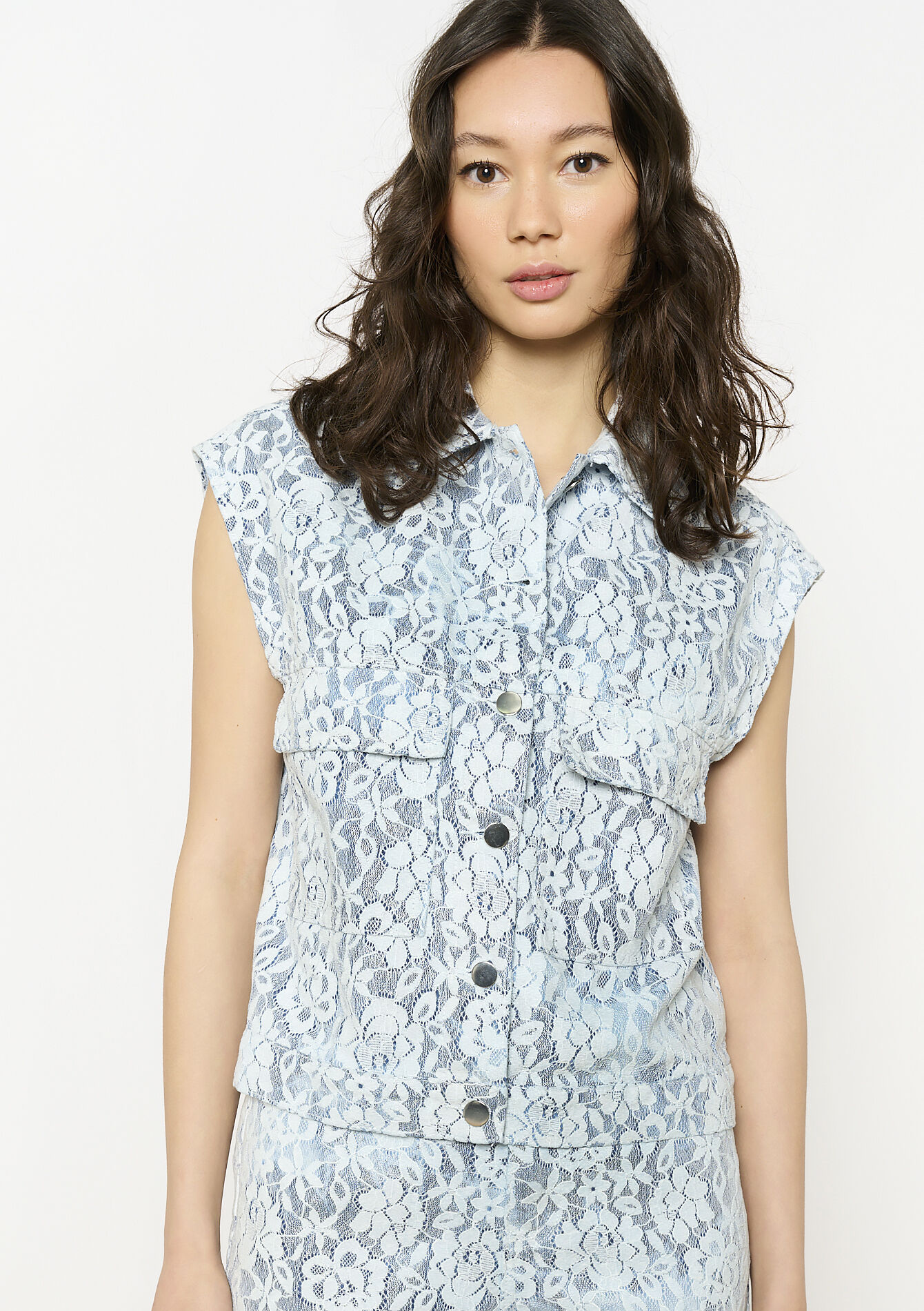 Mouwloos kanten vest