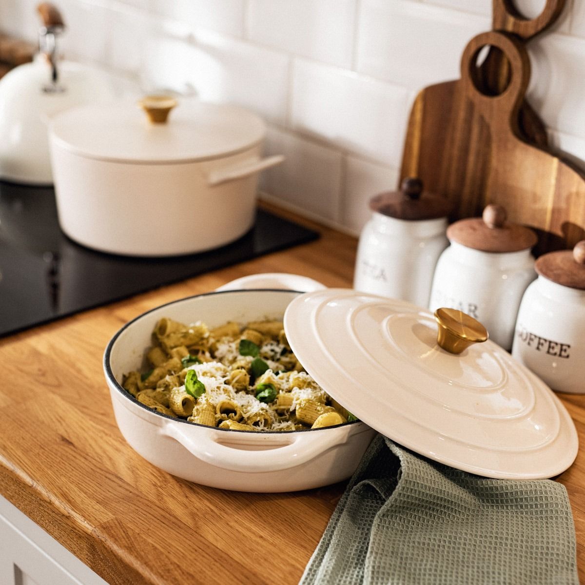 Garnek żeliwny ANDREAS beżowy płaski, 28 cm 2,5 l