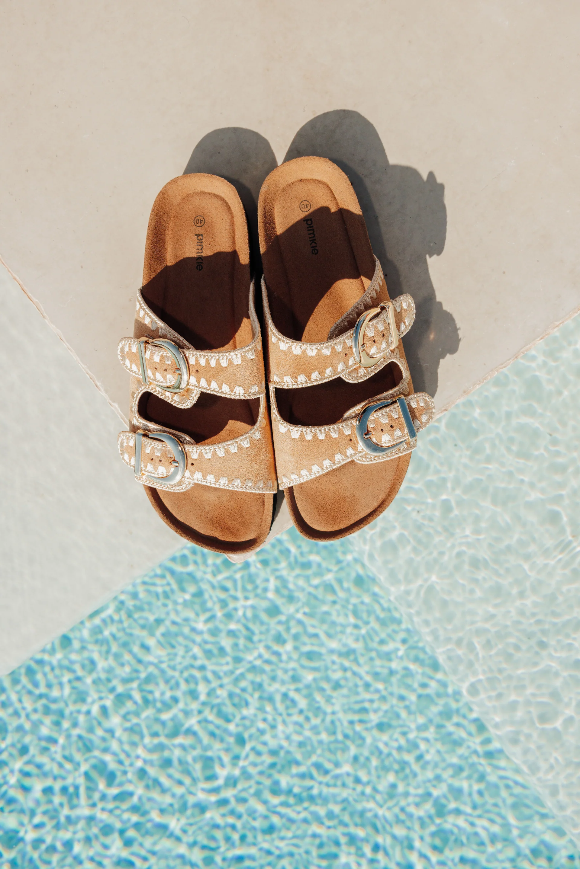 Mules à brides avec détails coutures