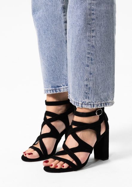 Zwarte suède opengewerkte sandalen met hak