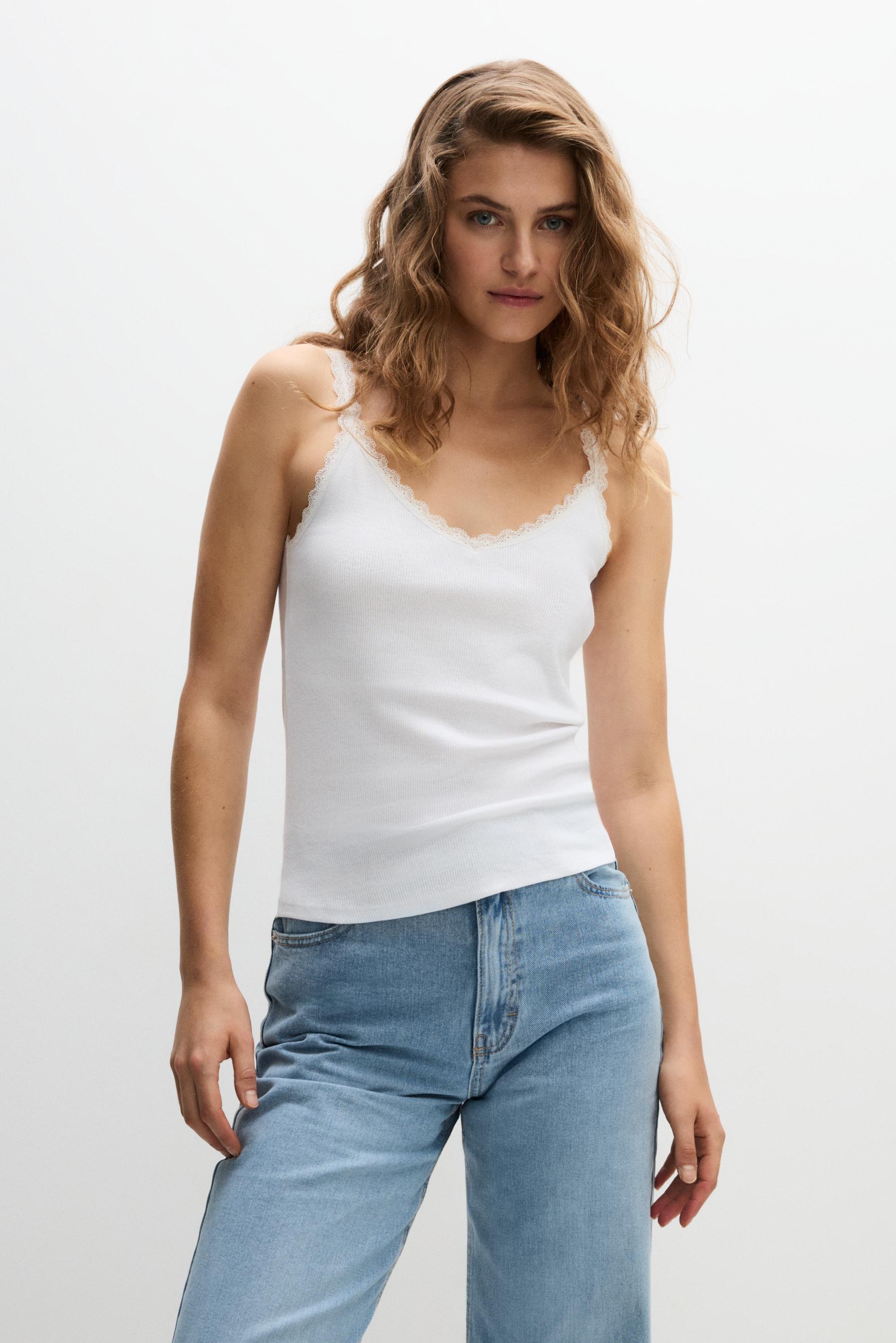 Camiseta rib detalle blonda