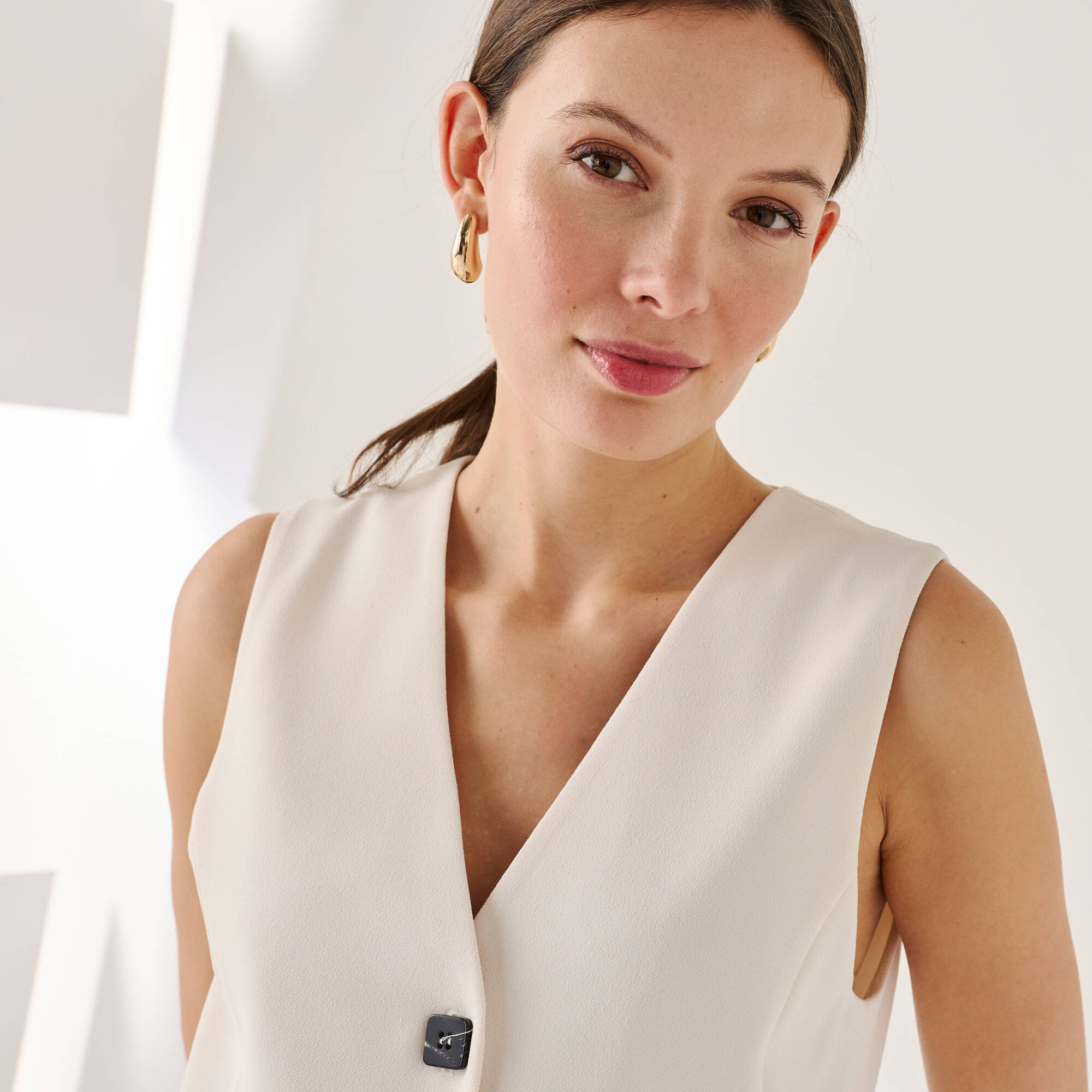 Veste "cafetier" sans manches, cr&ecirc;pe fluide