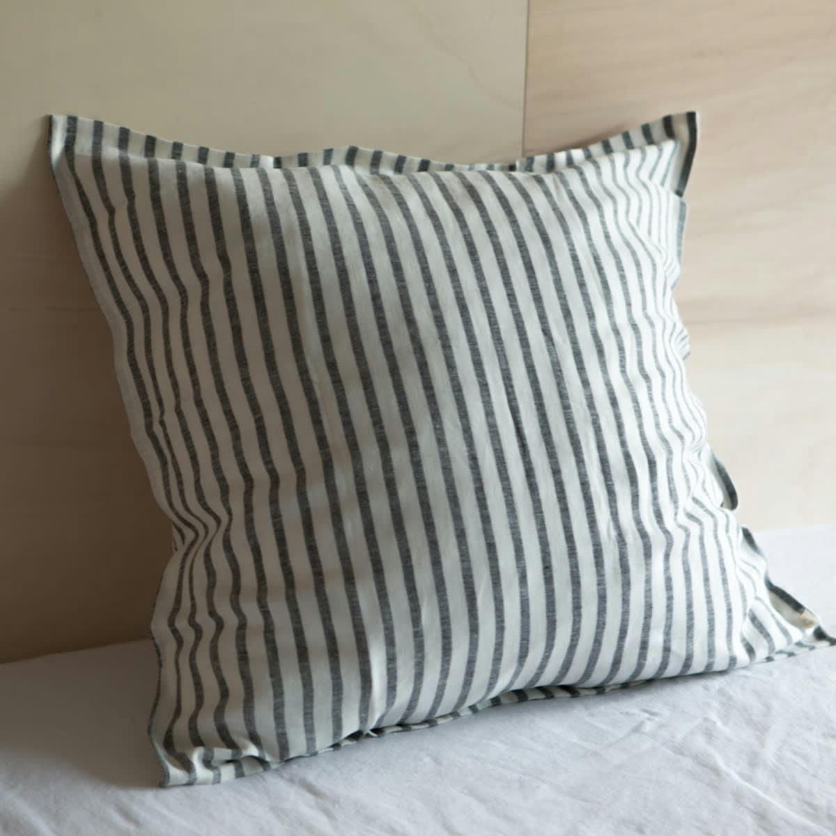 LES ESSENTIELS - Taie d'oreiller en lin lavé larges rayures noir/crème 65x65