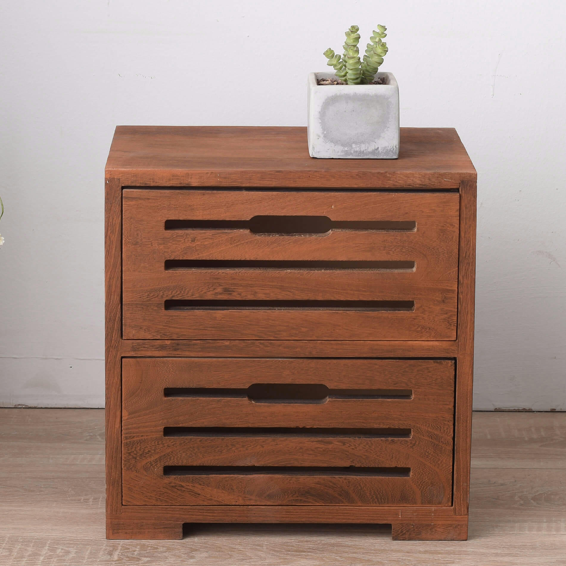 - Table de chevet sculpté avec 2 tiroirs en bois marron