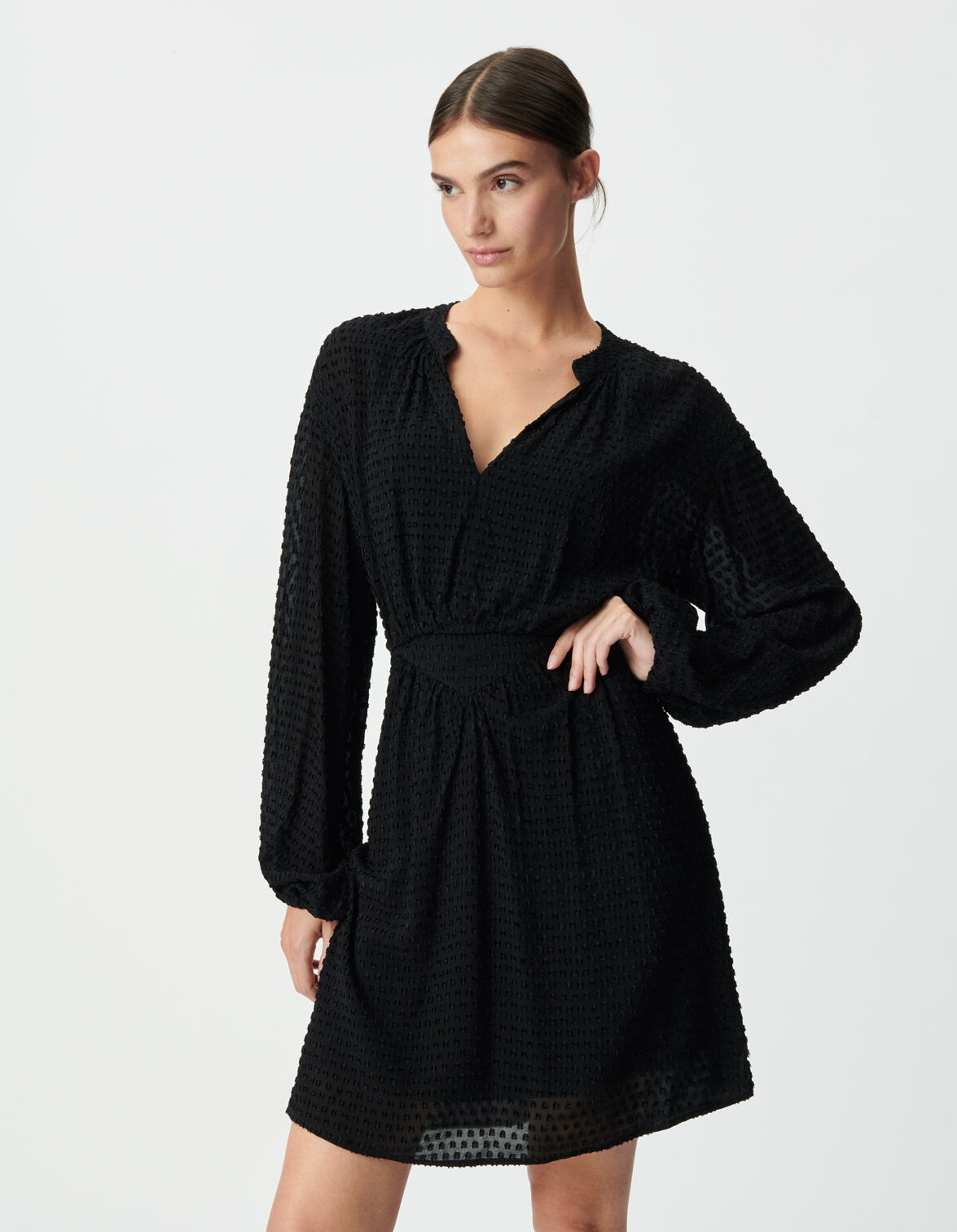 Robe noire à col V et manches longues pour femme