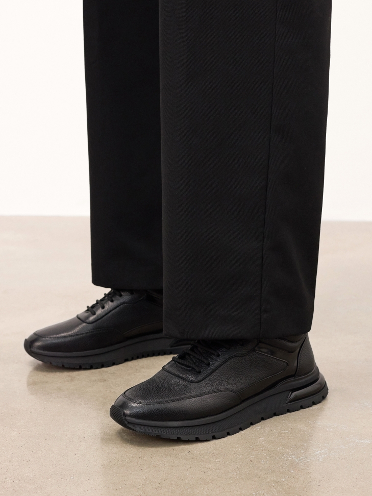 Lace-up sneakers with sporty sole