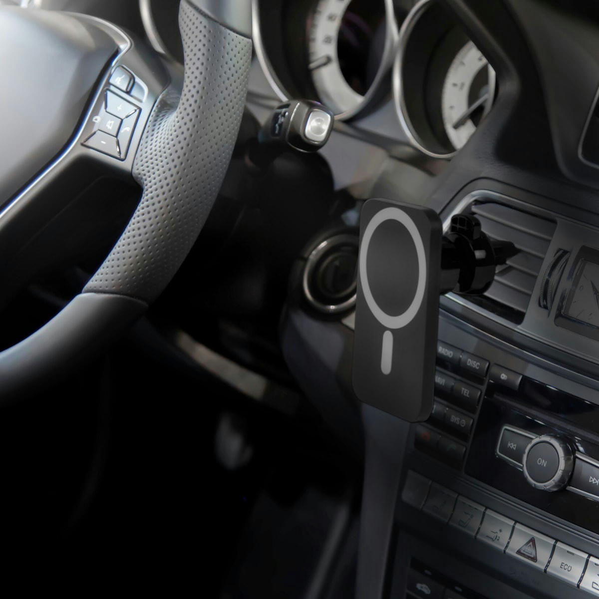 - Support voiture magnétique et chargeur sans fil