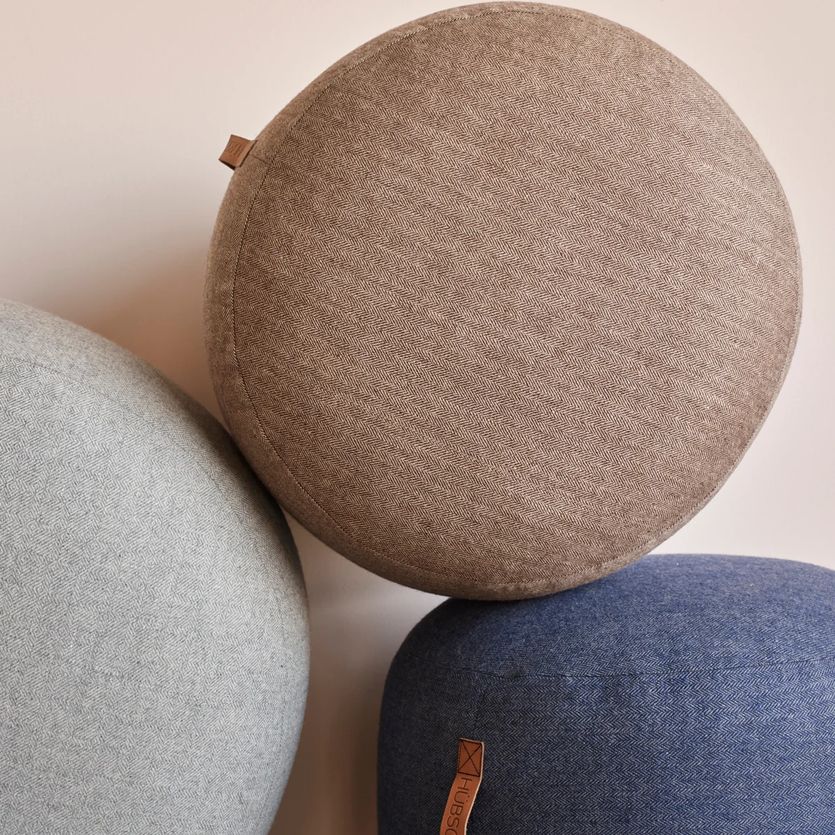Hübsch Interior - Pouf mit Ledergriff, Ø 70 x H 35 cm, grau