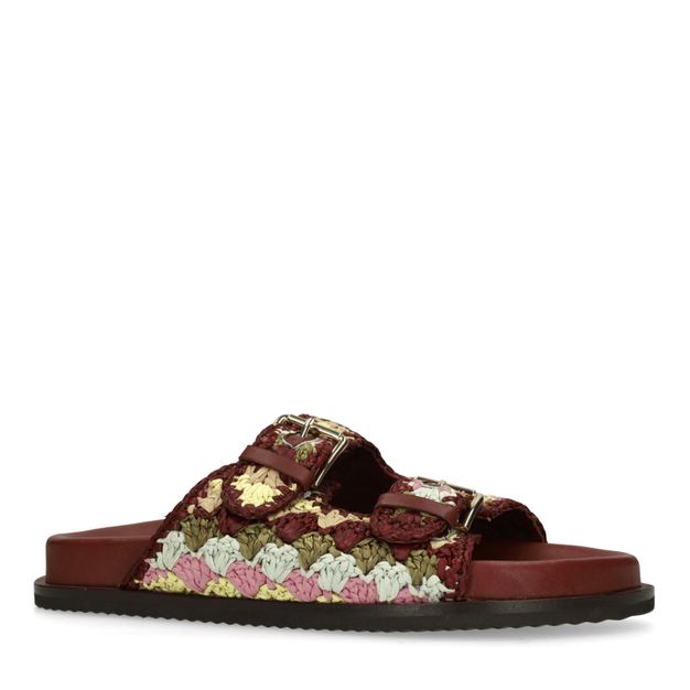 Rode slippers met goudkleurige buckles