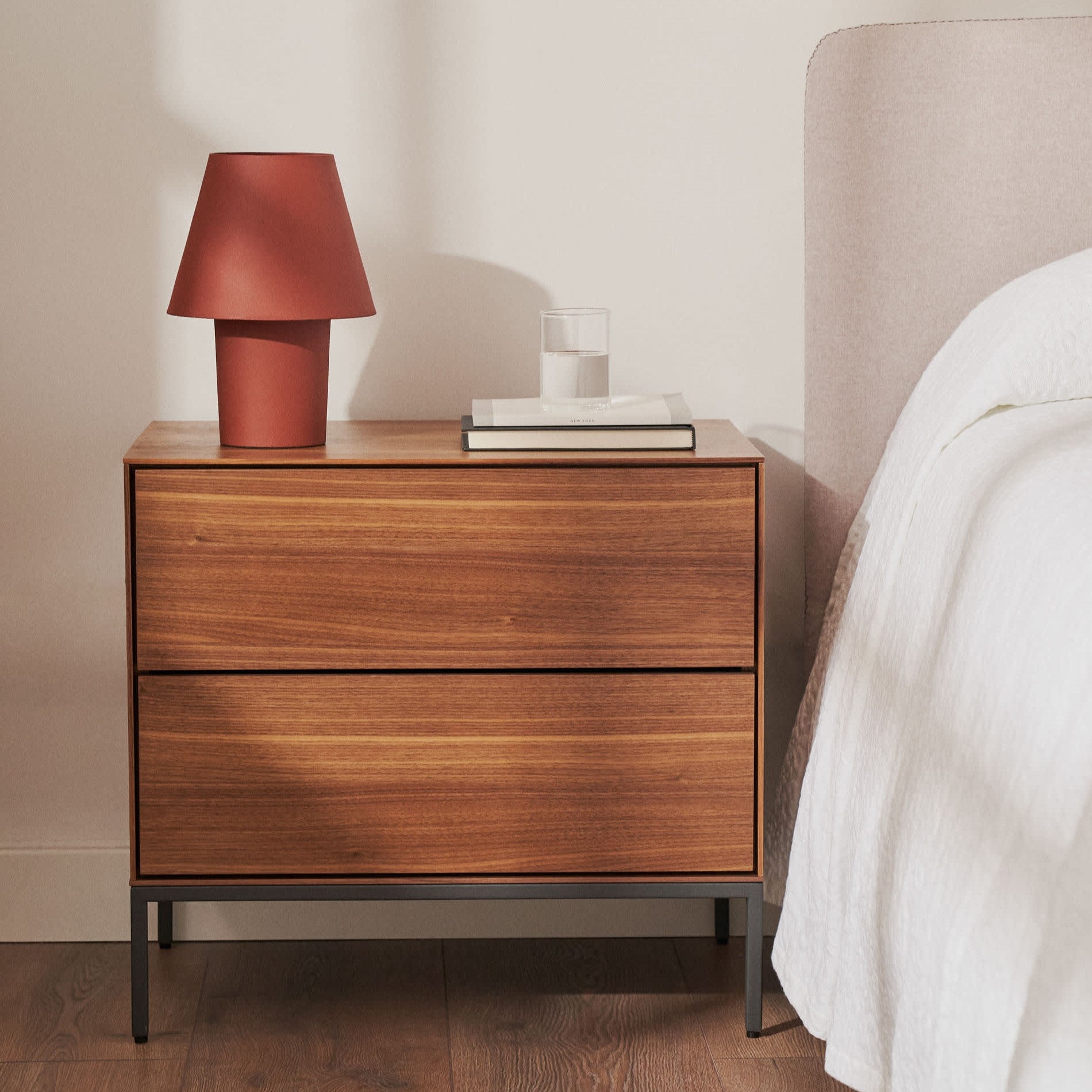 Kave Home - Vedrana bijzettafel, 2 laden in walnootfineer en zwarte